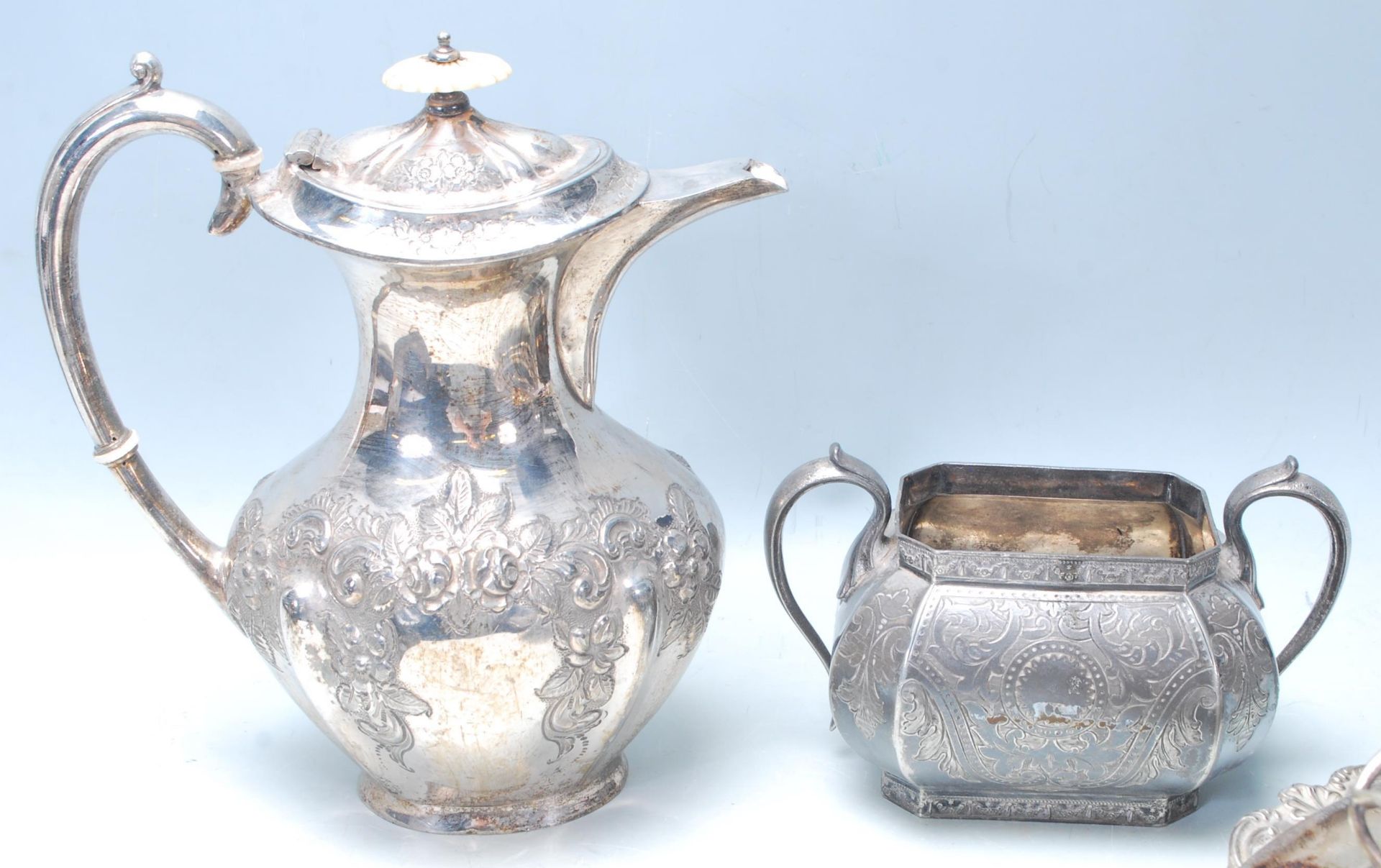 A collection of early 20th Century silver plated items to include a silver plated kettle having - Bild 16 aus 16