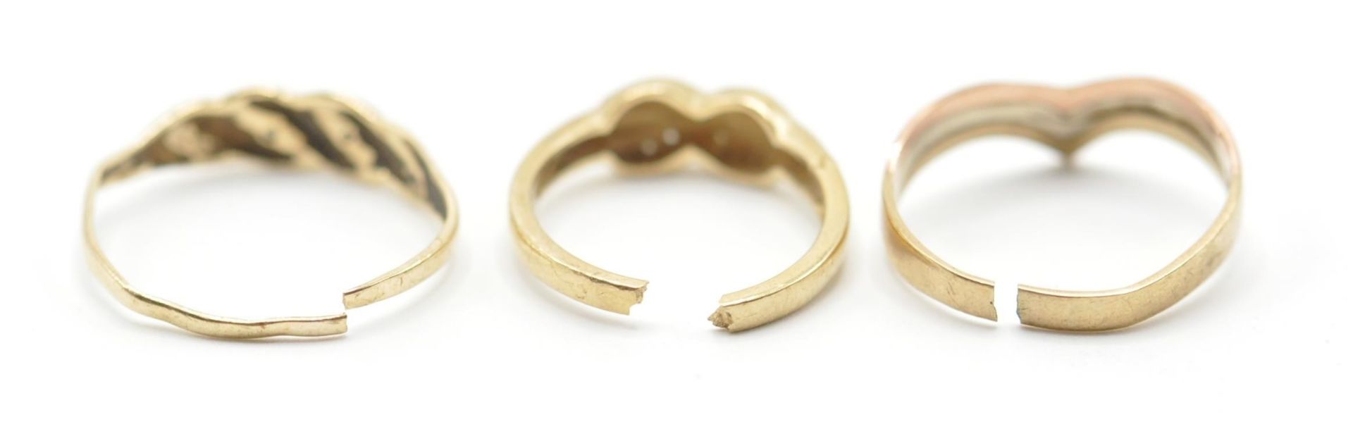 A group of three 9ct gold ladies rings to include a three tone wishbone ring (hallmarked 375), a - Bild 3 aus 7