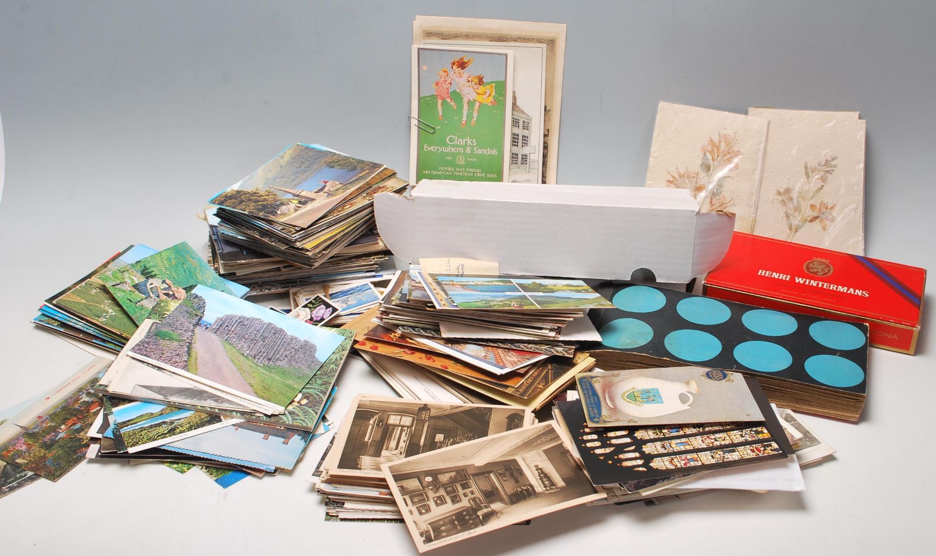 A large collection of approximative 200 postcards and ephemera dating from late 19th century - Bild 2 aus 24