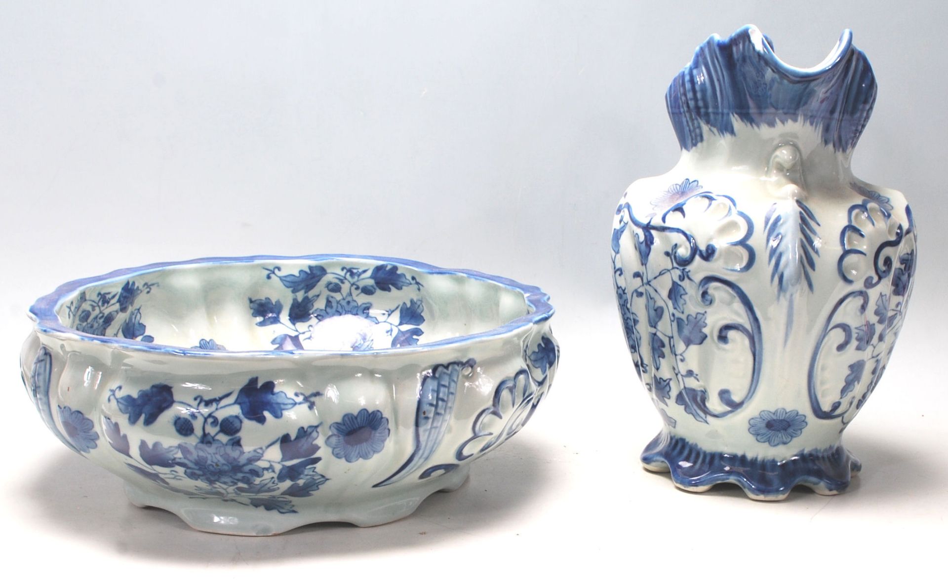 A 20th Century Victorian ironstone ceramic blue and white jug and bowl / pot having floral sprays - Bild 2 aus 7