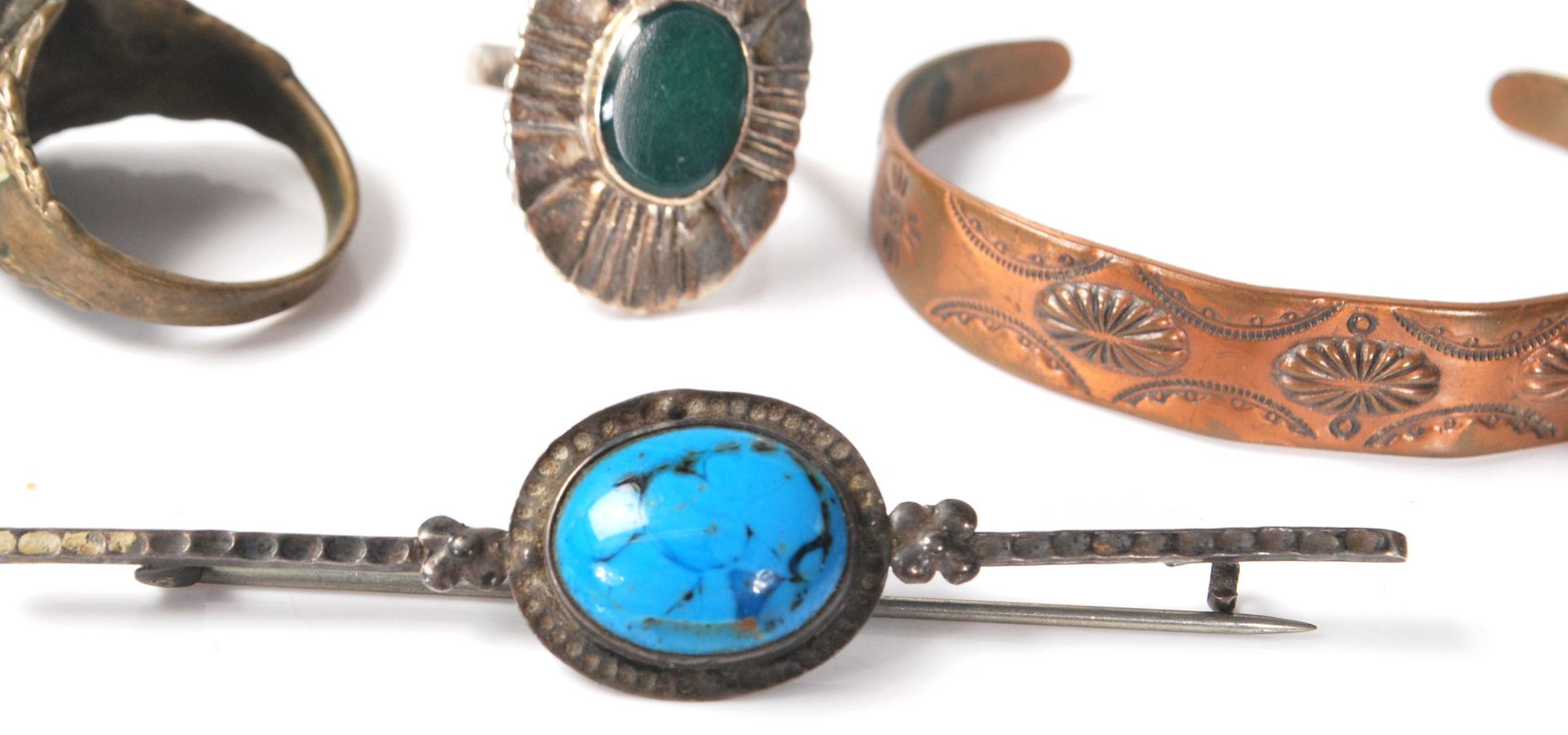 A selection of jewellery to include some Native American examples including a Hopi medallion / - Bild 5 aus 10
