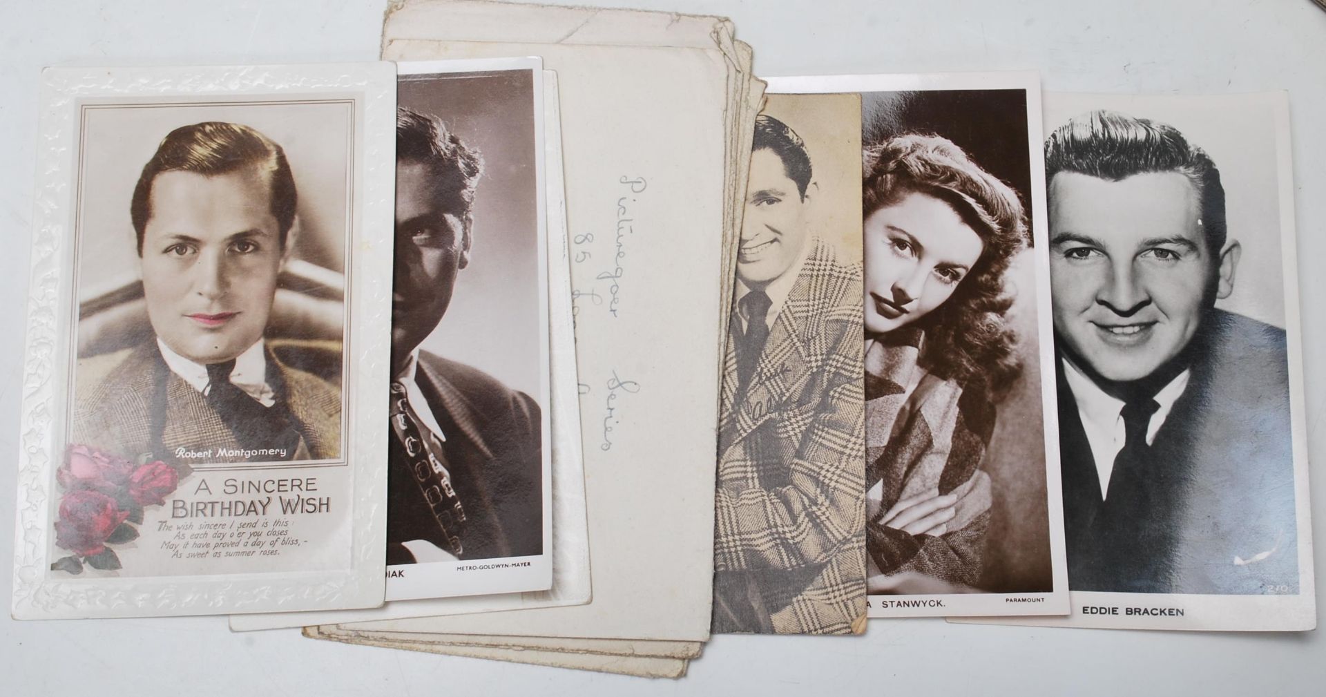 A collection of 66 vintage photographs of classic Hollywood stars / actors and actresses, dating - Bild 6 aus 10