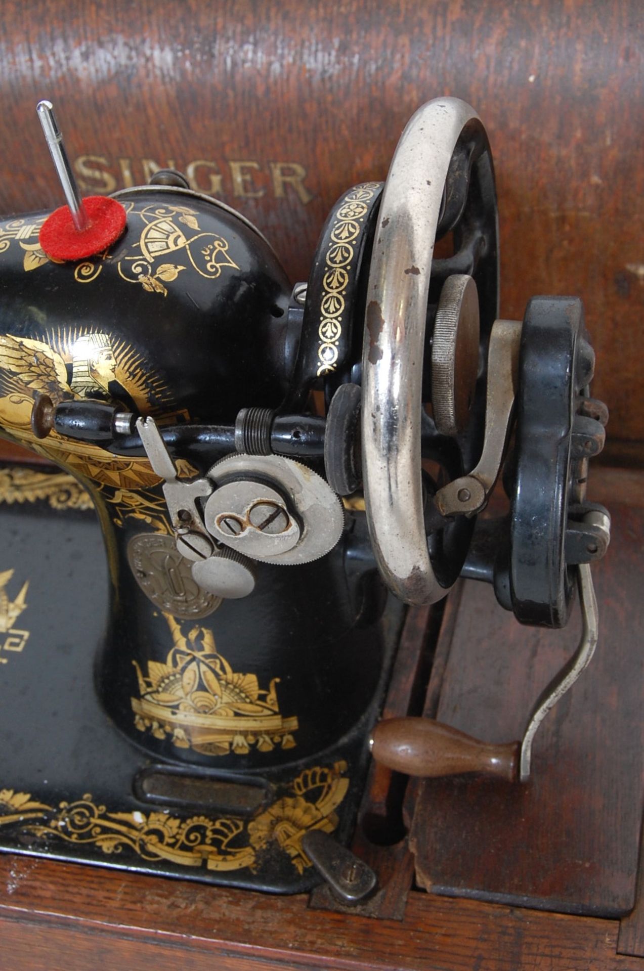 A pair of mid 20th century 1950s Singer sewing machines both coloured in black with gold floral - Bild 5 aus 9