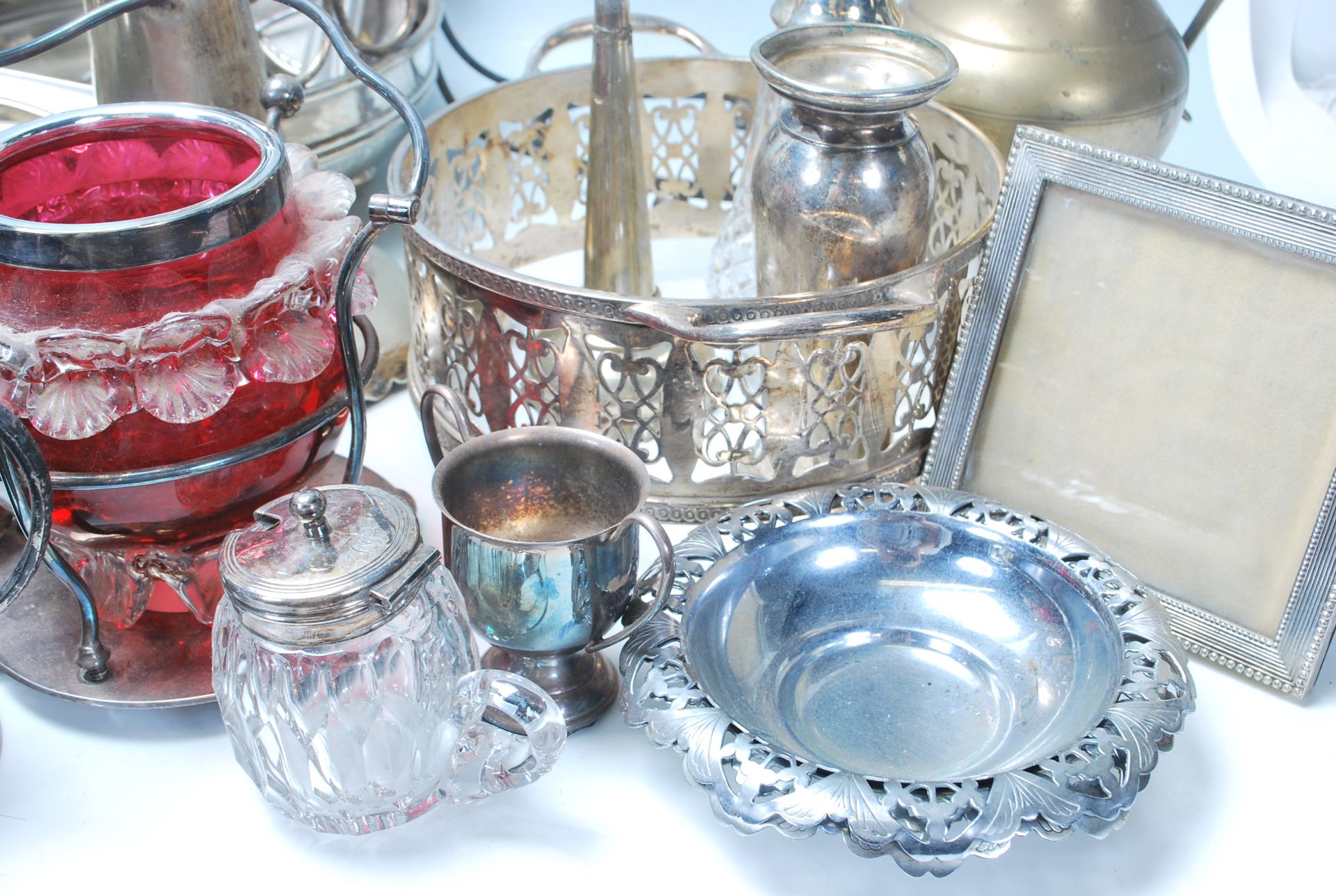 A large collection of early 20th Century silver plated items to include a silver plate flower - Bild 5 aus 20