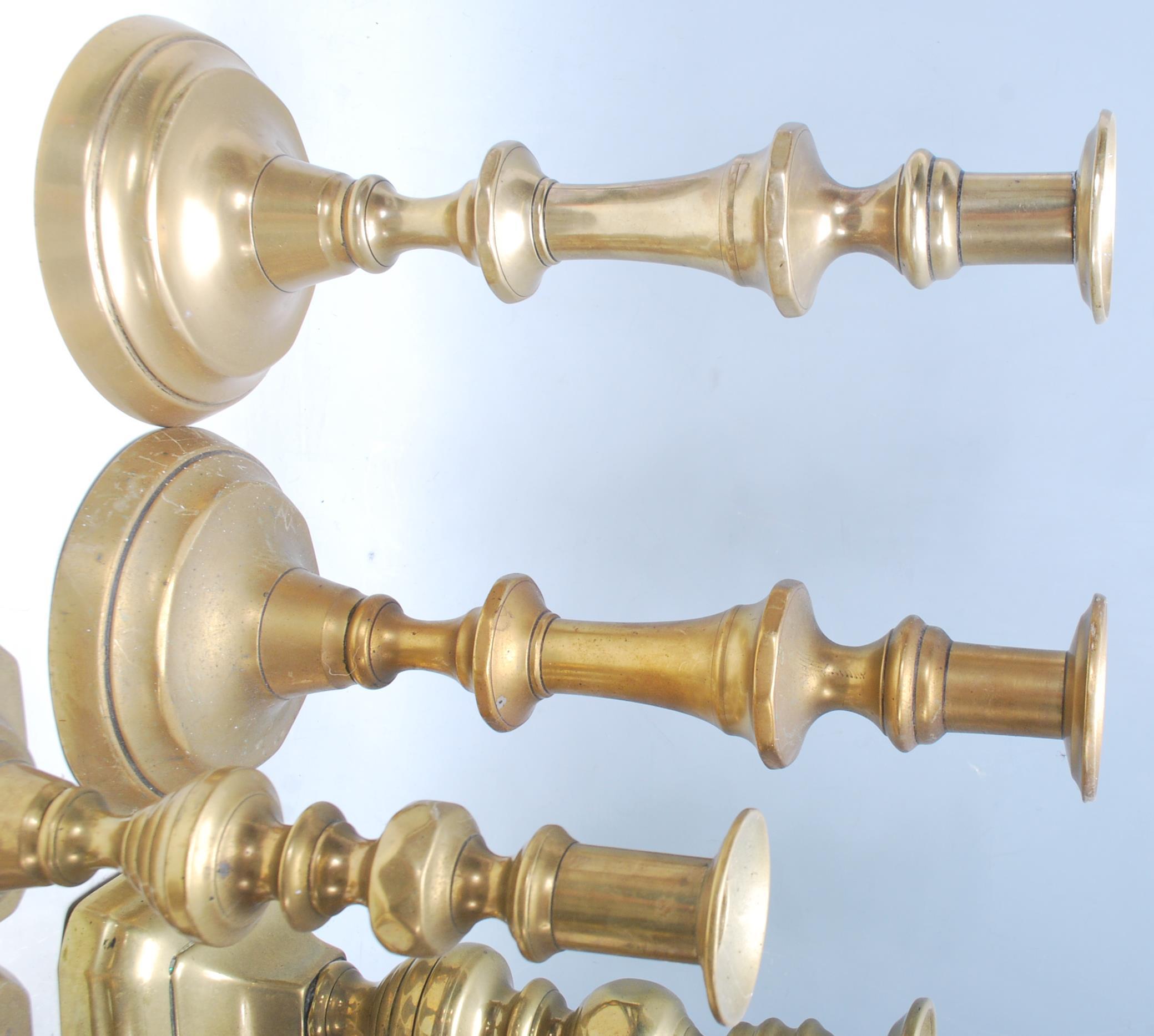 An early 20th / late 19th Century set of six tabletop brass candlesticks being raised on a squared - Bild 3 aus 12