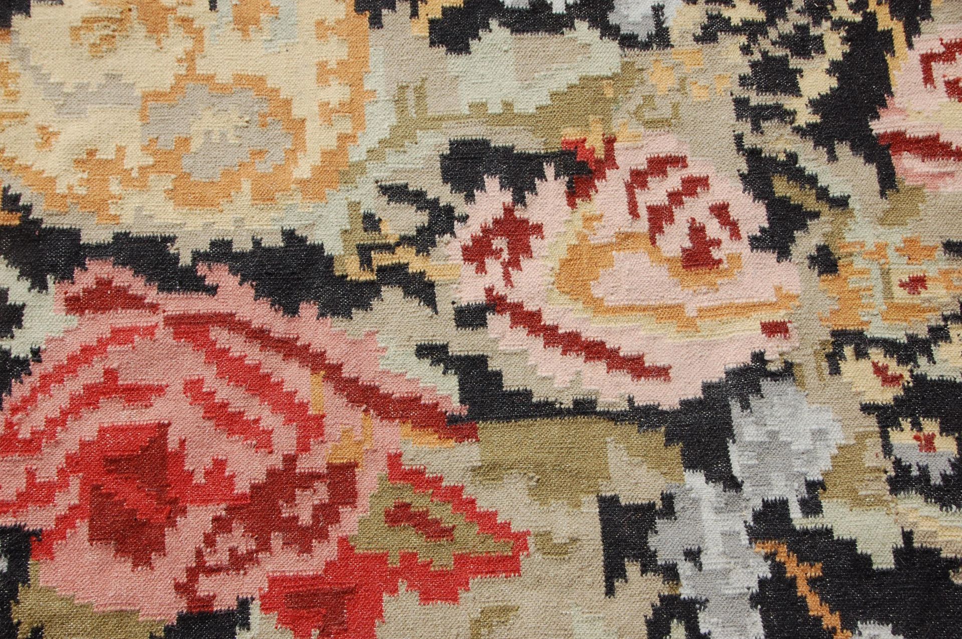 An early 20th Century Chinese floor rug having bla - Bild 3 aus 8