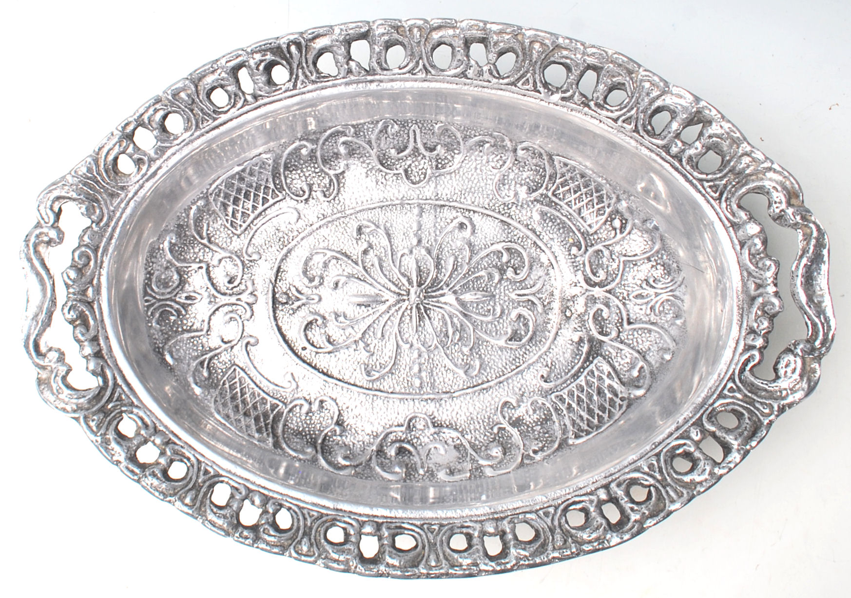 A 20th century Edwardian large silver plated fruit bowl / central piece of oval form with reposed - Image 5 of 5