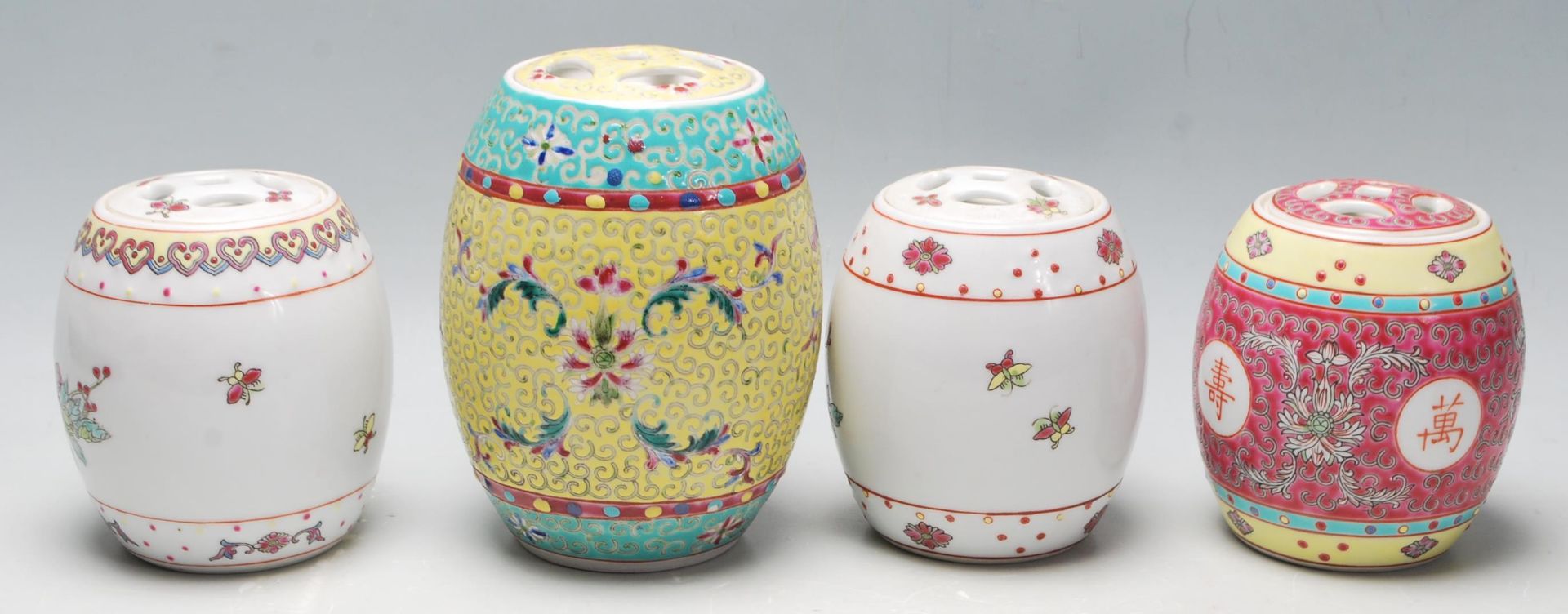 A group of four 20th Century Chinese storage jars of barrel form to include a red enamelled jar with - Bild 3 aus 8