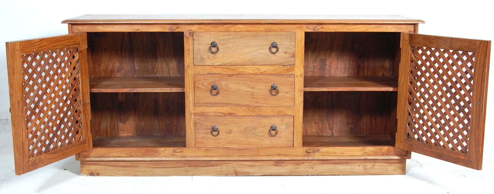 A 20th century Mexican contemporary pine sideboard / dresser base  having a central bank of three - Bild 5 aus 8