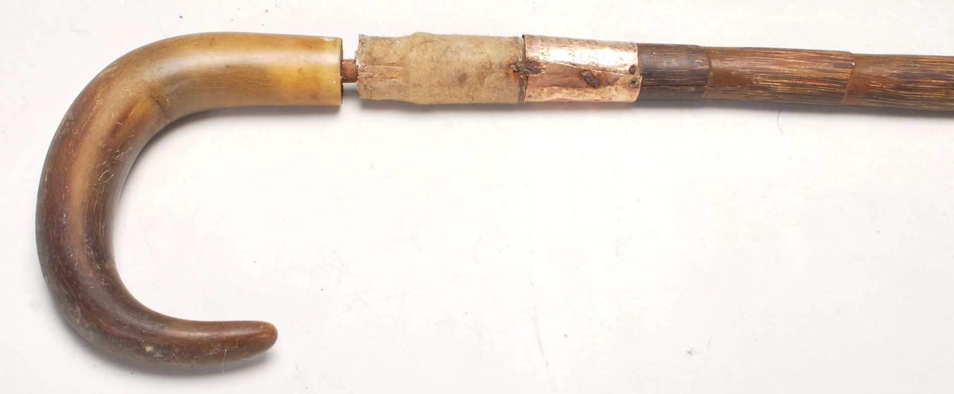 A 19th Century antique walking stick cane having a faux bamboo carved shaft with a gold collar and a - Bild 2 aus 5