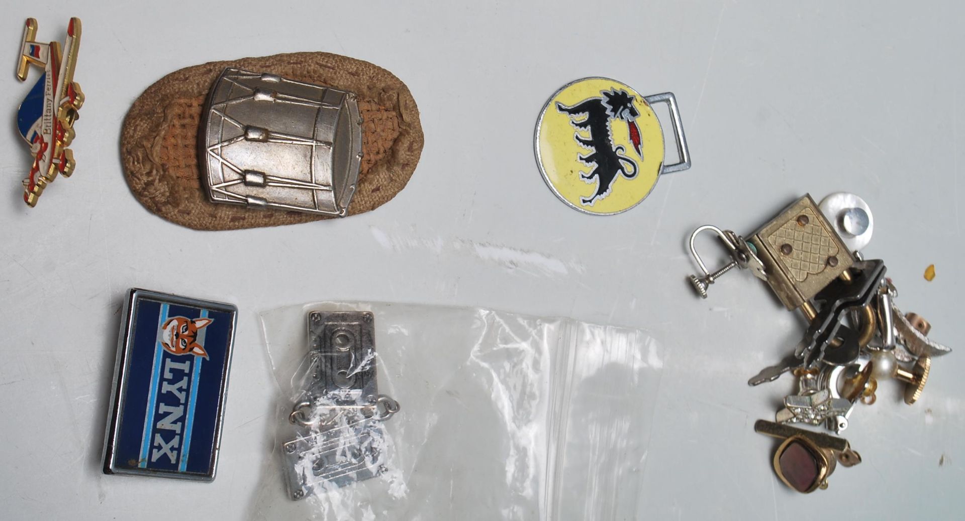 Box of assorted items: watches (4), pen knives (3), Colibri Monpol lighter in box with leaflet, - Bild 15 aus 16