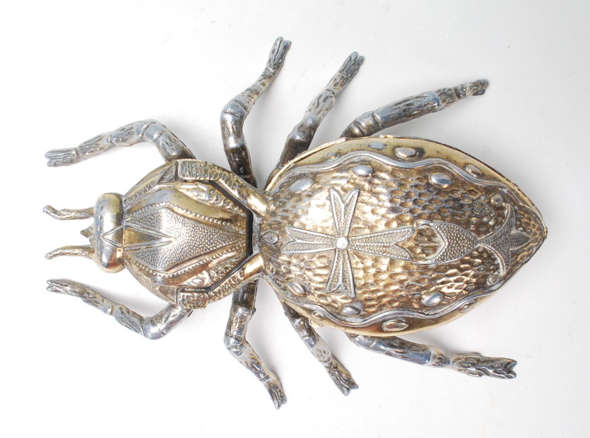 An retro vintage mid 20th century Tobacciana Italian brass and metal ashtray in the form of a beetle - Bild 6 aus 6