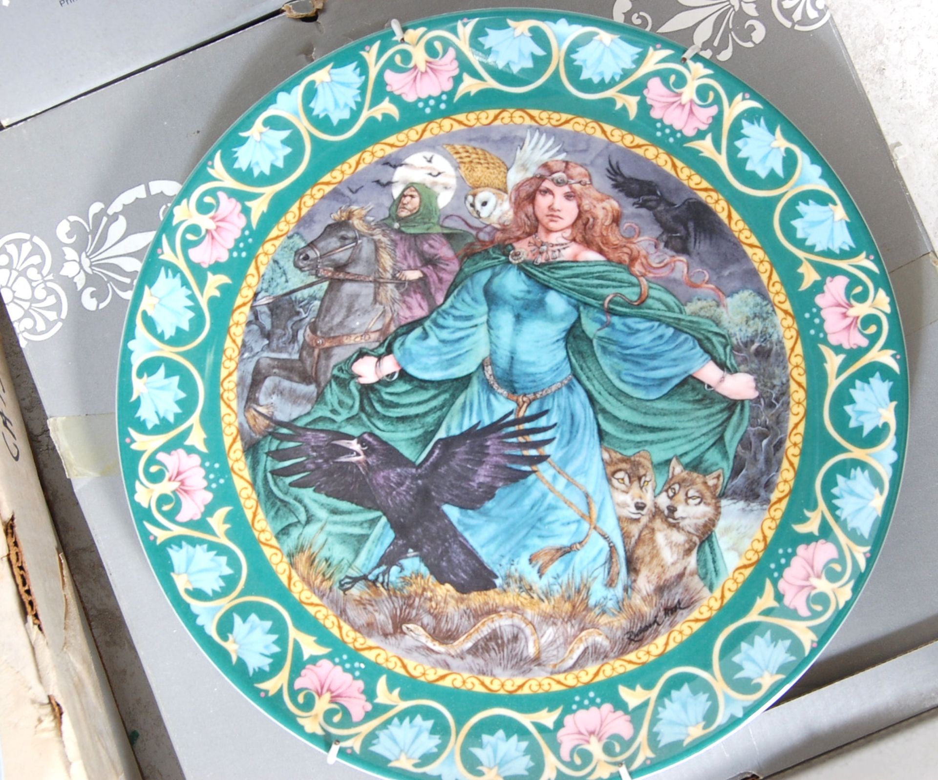 A large collection of limited edition vintage collectors plates to include, 7 Wedgwood Excalibur - Bild 5 aus 7