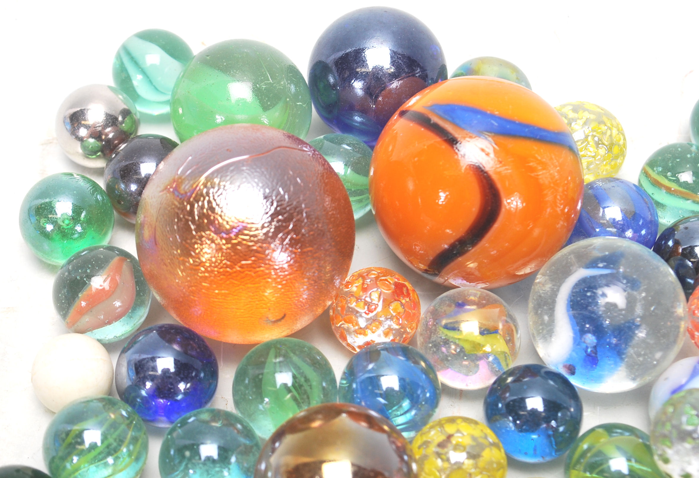 A collection of 20th Century glass marbles to include a wide selection of colours and styles to - Image 6 of 7