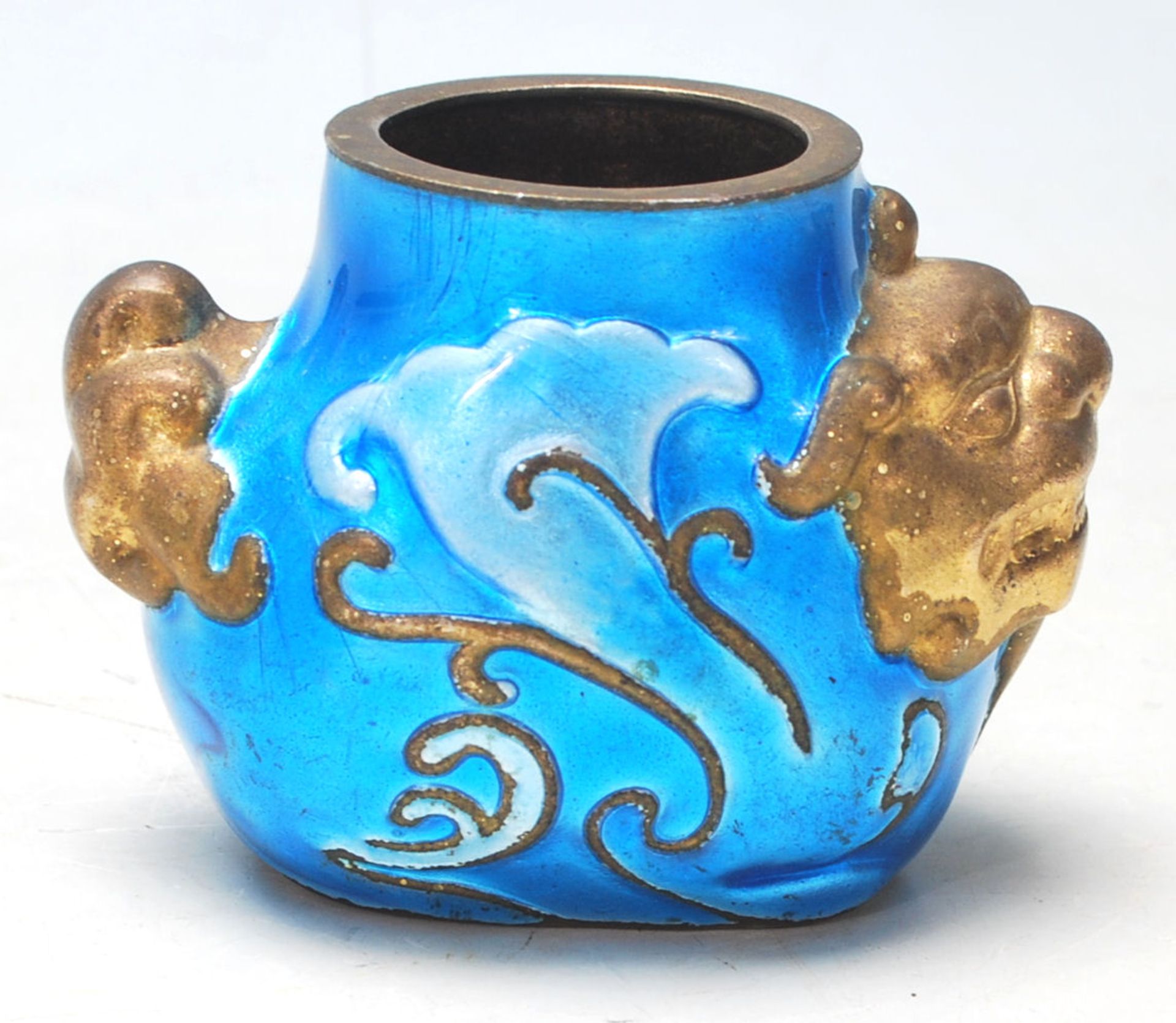 A 20th Century hand painted Chinese brass Ink well in the form of a Fu dogs  in gilt with cobalt - Bild 2 aus 6