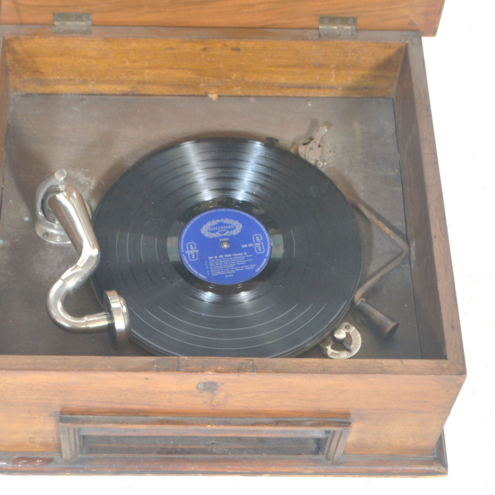 An early 20th Century table top polyphon case of square form having a panelled lid with inlaid - Bild 4 aus 7