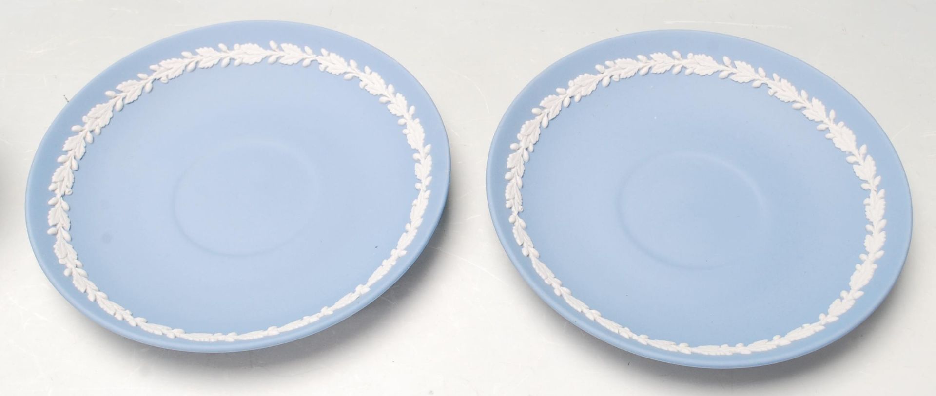 A pair of antique early 20th century Wedgwood dancing hours Jasperware tea cups and saucers with - Bild 6 aus 14