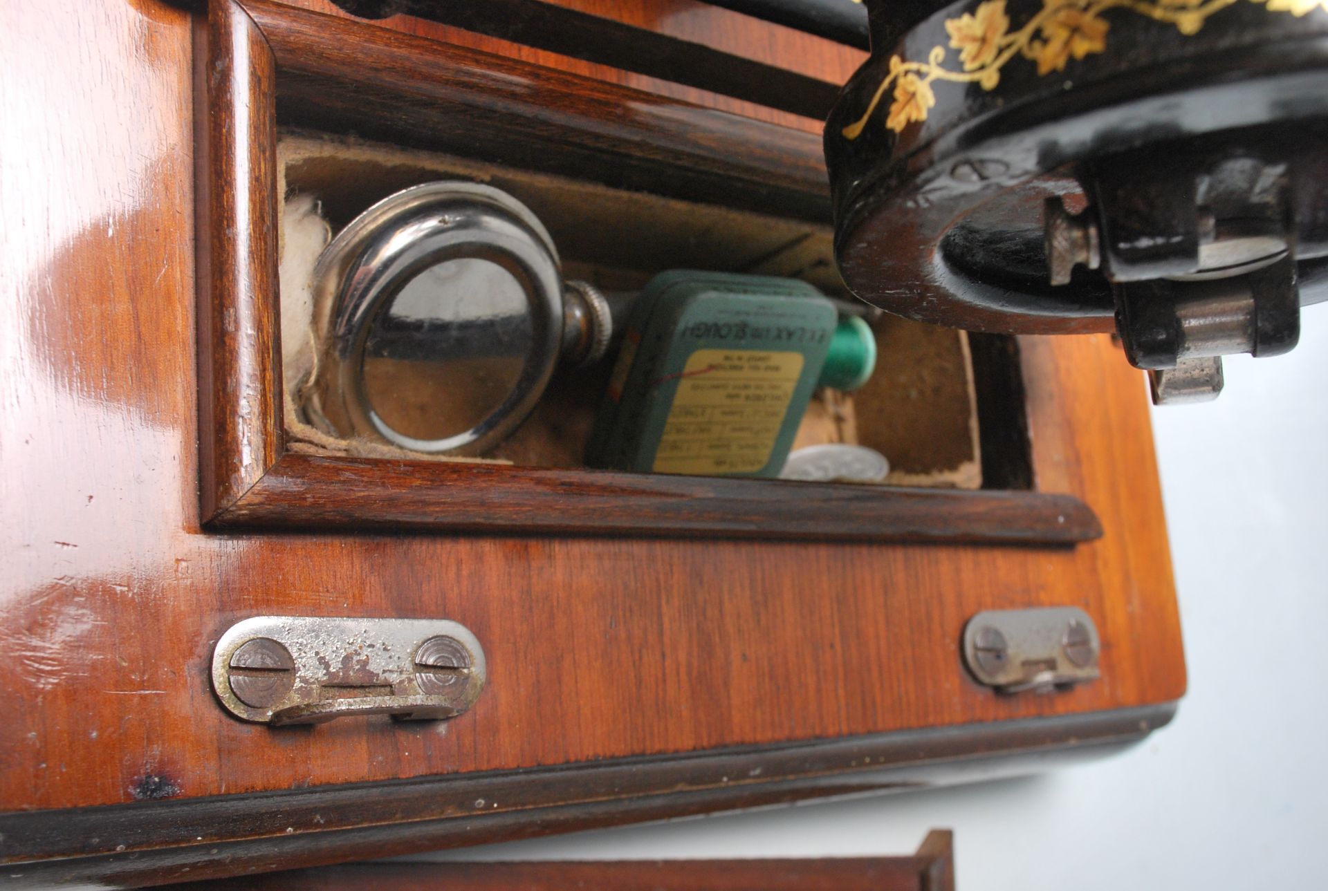 An original vintage mid century sewing machine by Jones Family painted black with gilt floral - Bild 13 aus 16