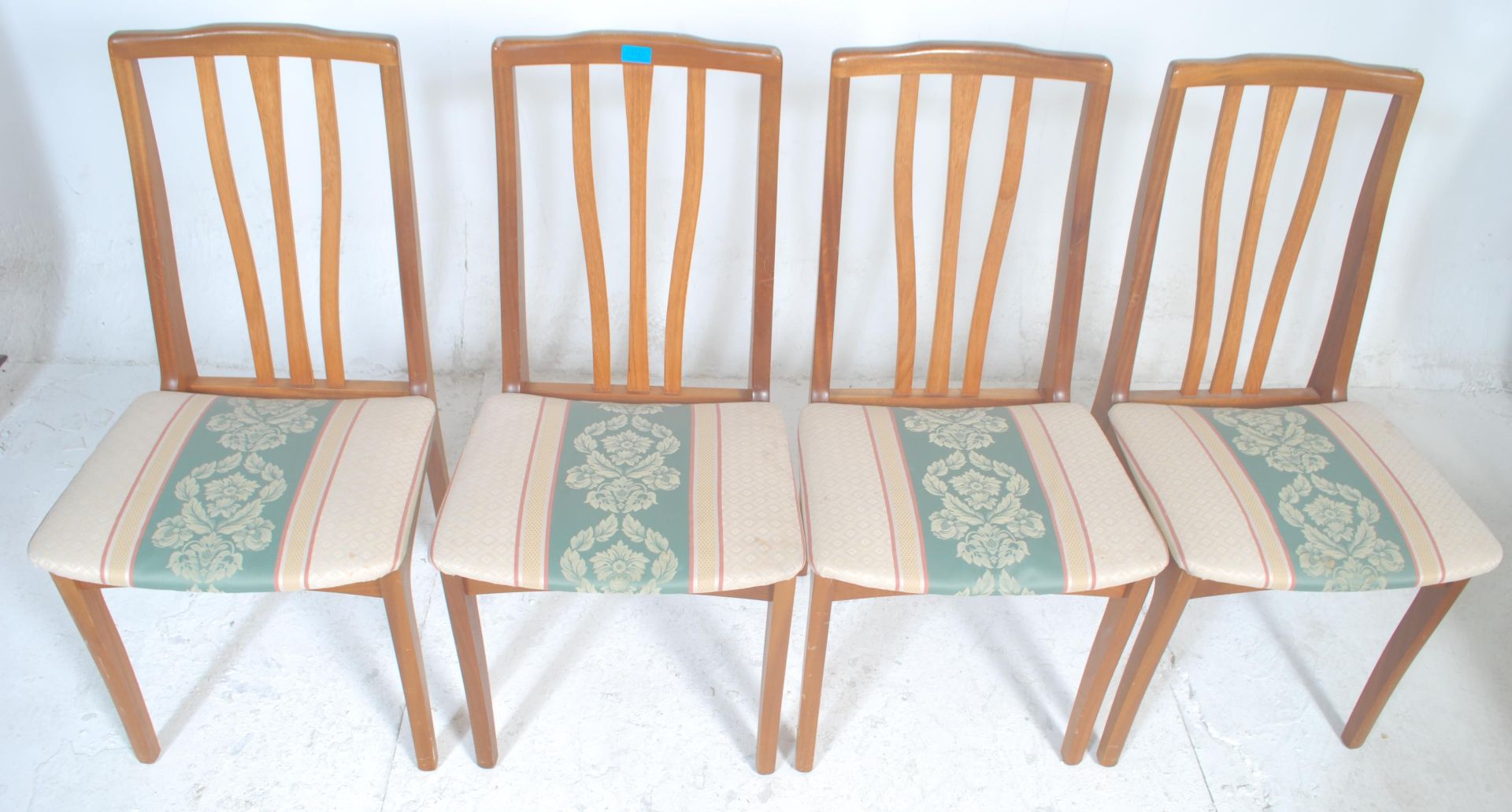 G-Plan Furniture - A set of four vintage retro G Plan teak wood dining chairs having floral padded - Bild 2 aus 3