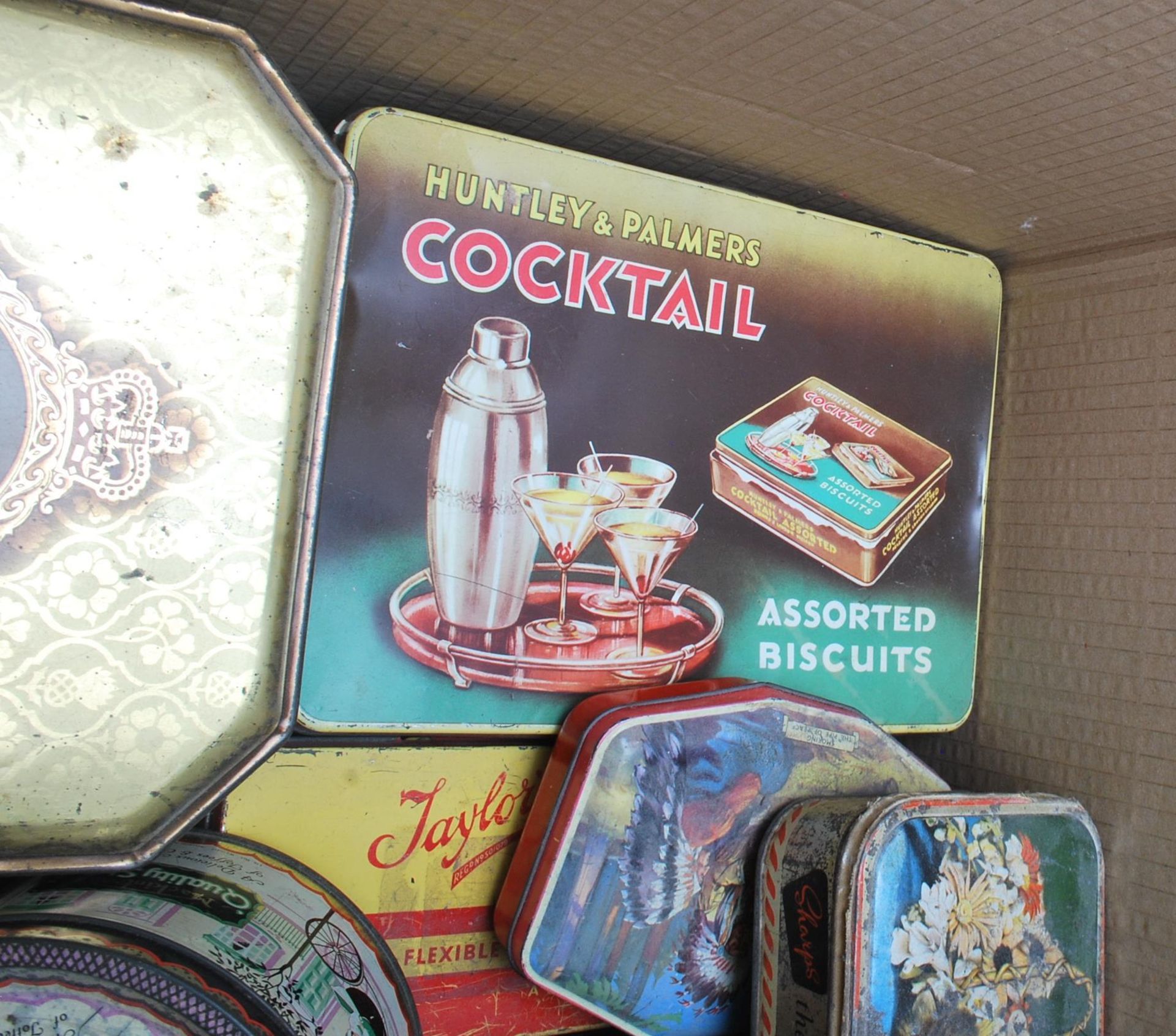 A large collection of vintage mid 20th century advertising tins, biscuits tins, to include some - Bild 3 aus 6