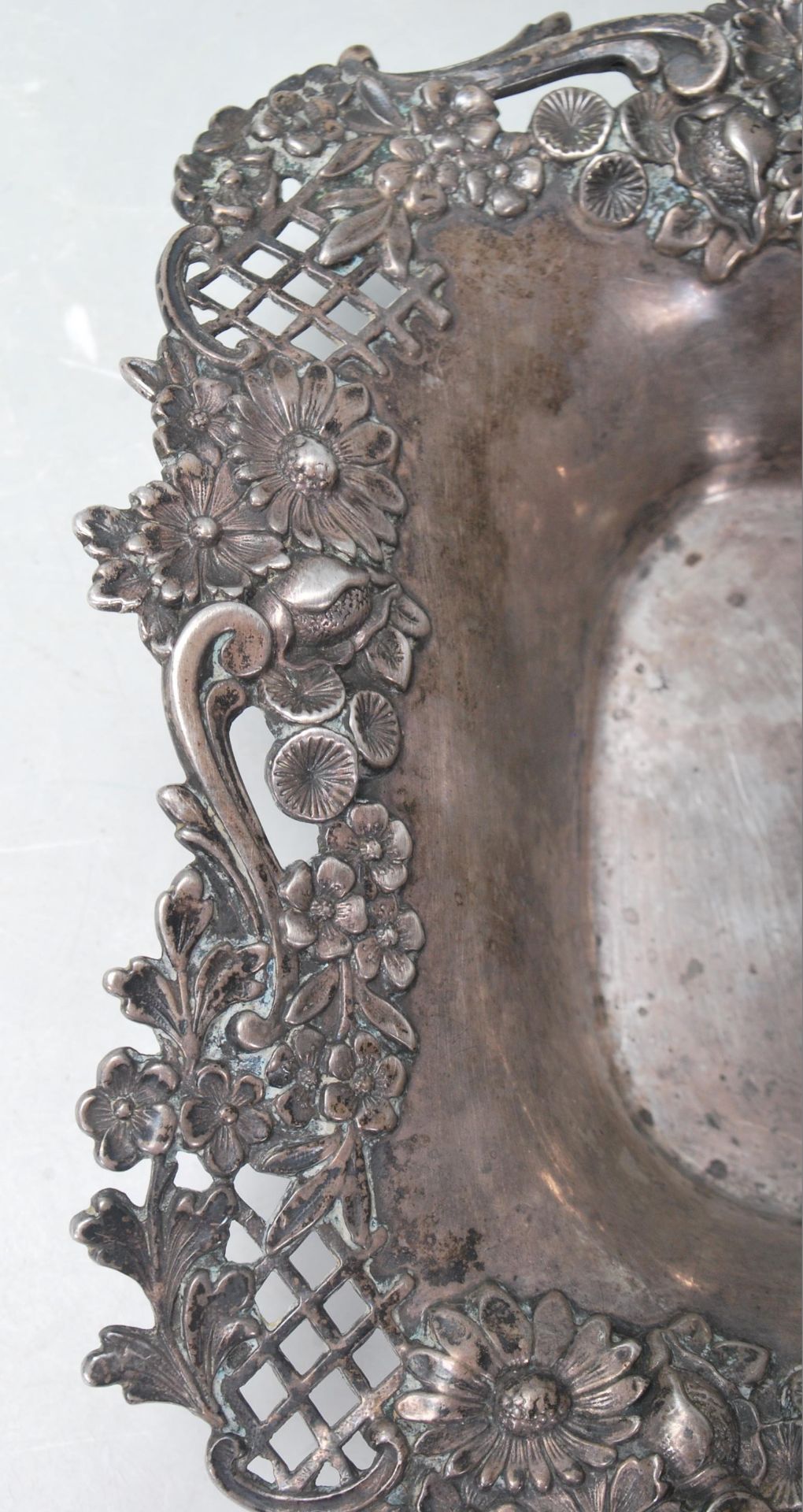 A good early 20th century sterling silver dish by Theodore B. Starr with raised floral decoration to - Bild 3 aus 4
