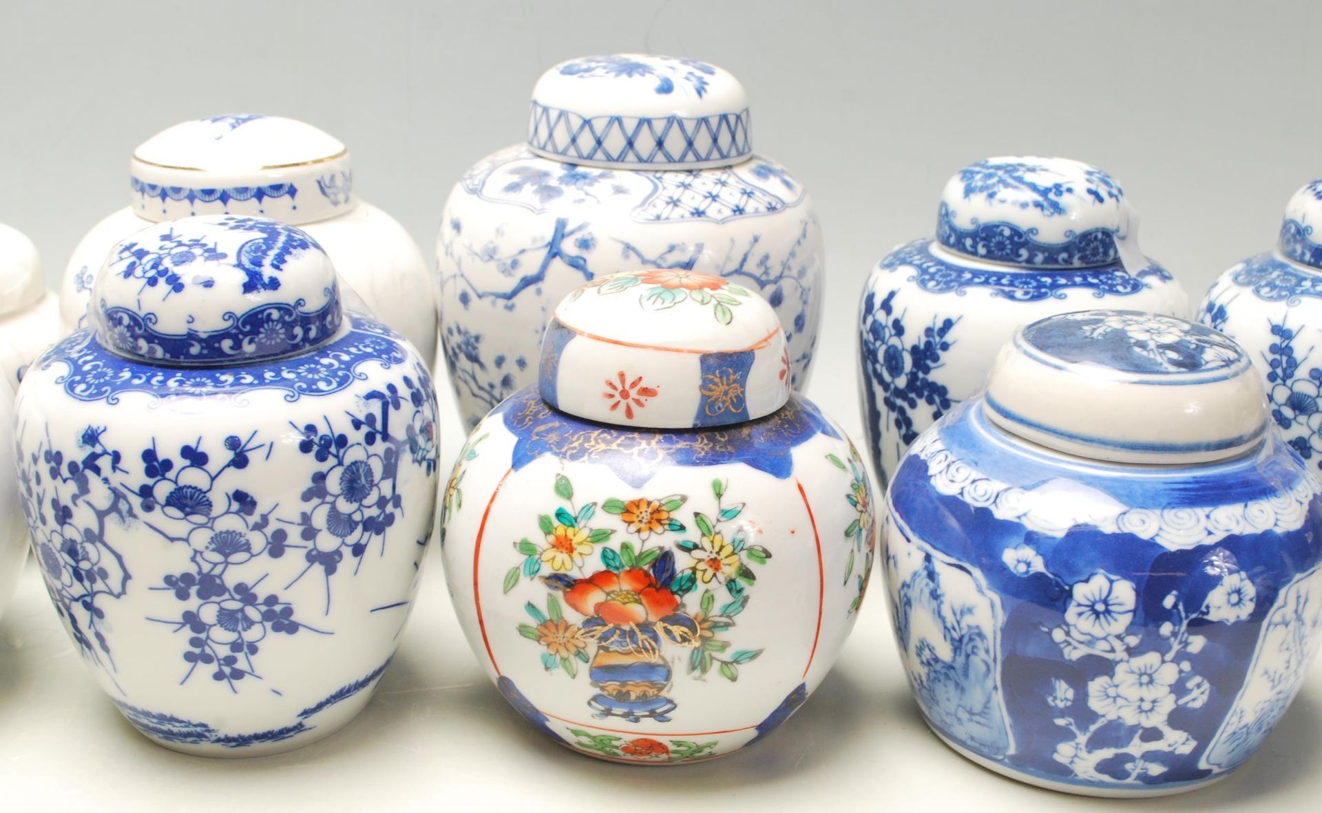 A collection of fifteen 20th Century Chinese blue and white printed ginger jars to include a good - Bild 6 aus 14