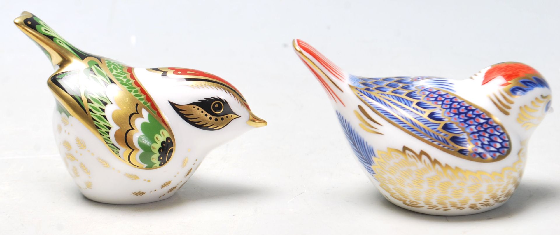 Two vintage Crown Derby bird paperweights in the Imari pattern, both having gold stoppers. Both - Bild 3 aus 7