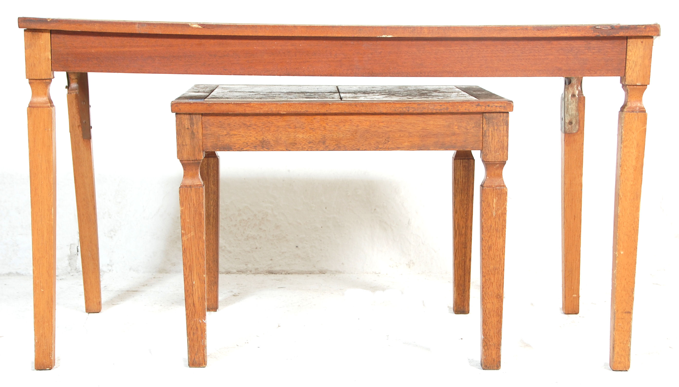 A pair of retro vintage 20th century teak wood and tile top coffee tables. Each featuring floral - Bild 2 aus 6