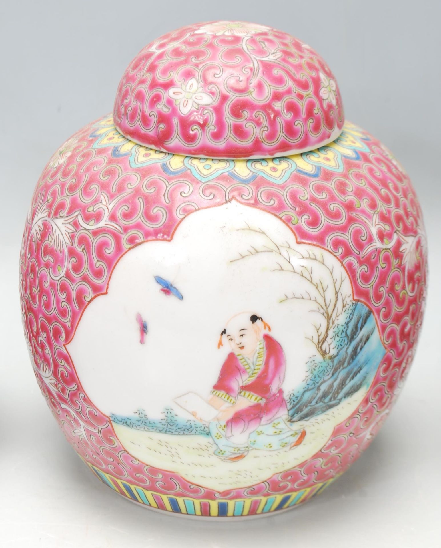 A collection of thirteen 20th Century Chinese famille rose ginger jars being decorated with red - Bild 7 aus 8