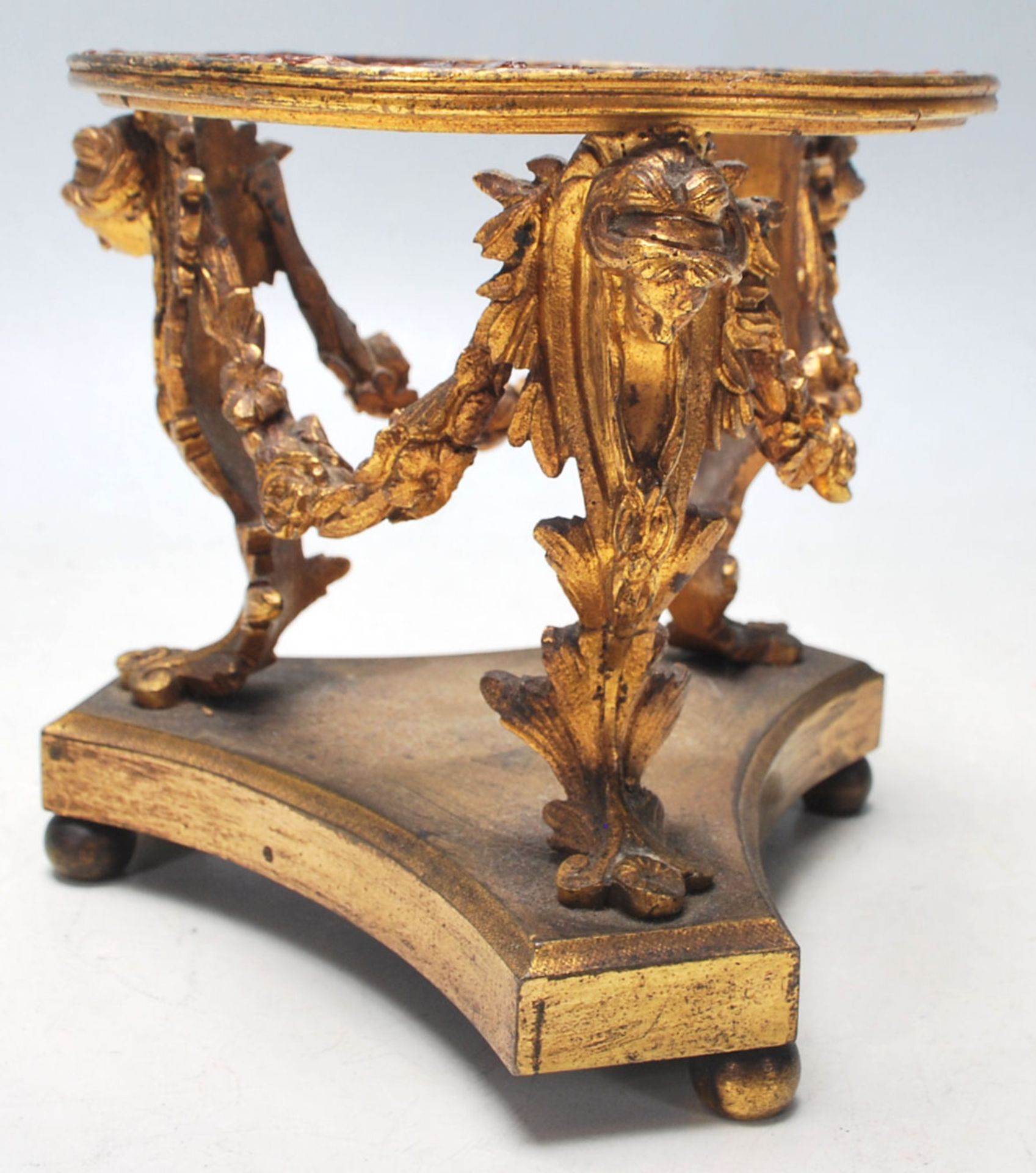 A 19th Century Victorian Brass Ormolu vase stand decorated with goddesses, swags and acanthus leaves - Bild 6 aus 6