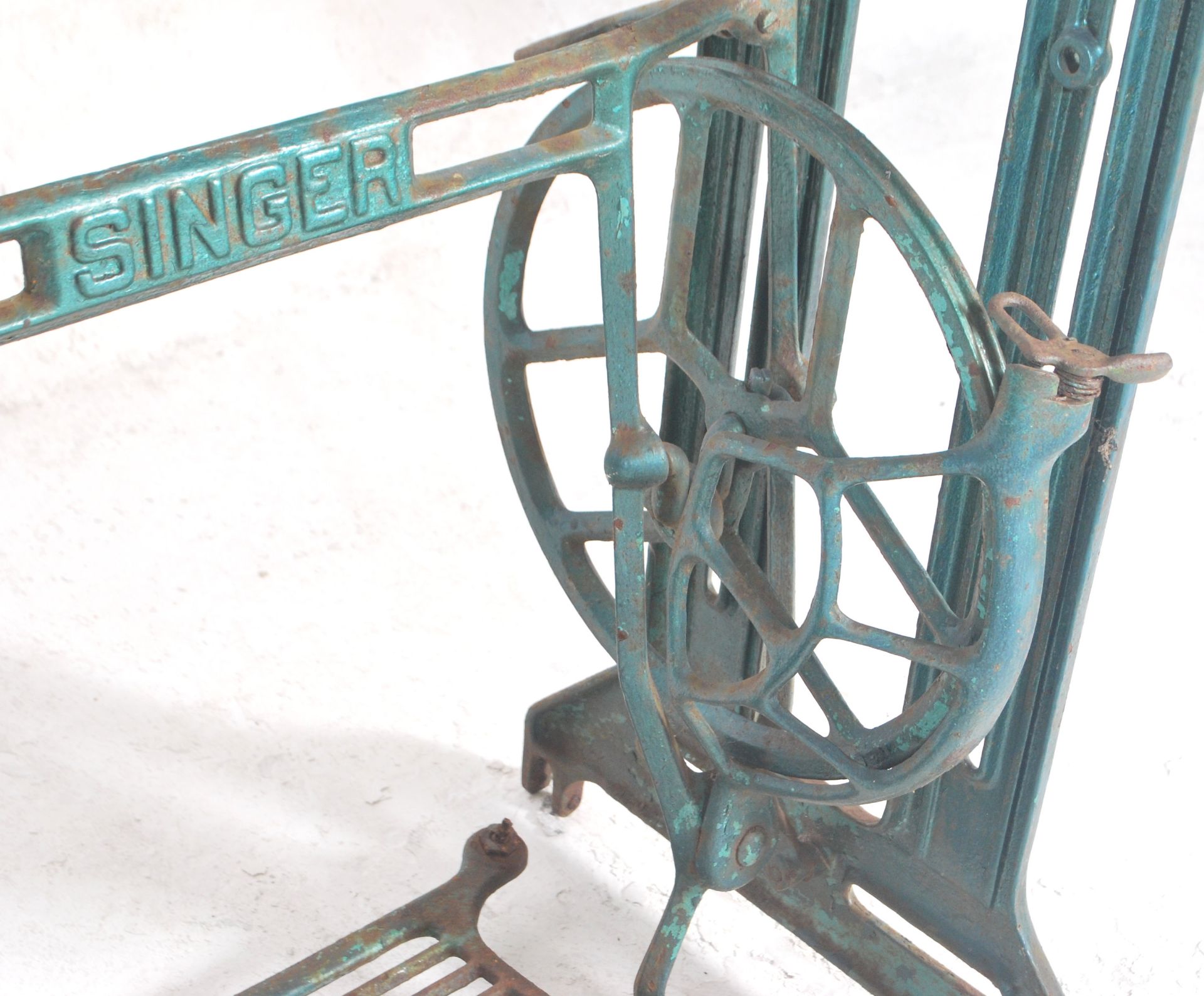 A vintage 20th Century, cast iron Singer sewing machine base being converted into a garden table - Bild 5 aus 8