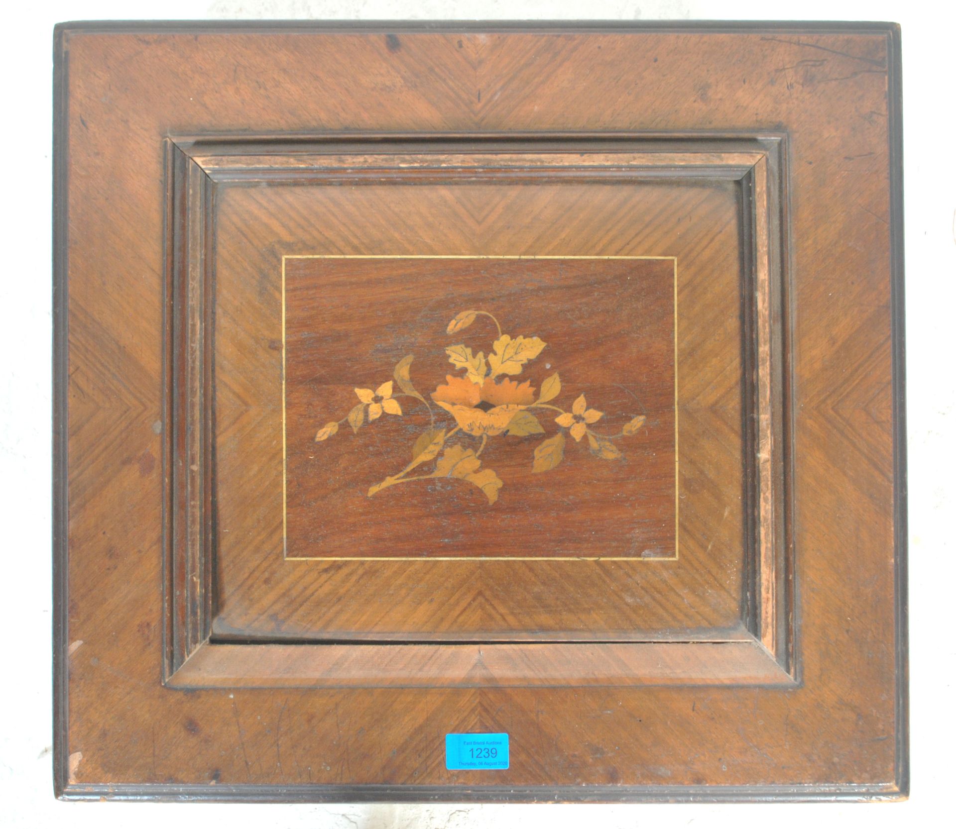 An early 20th Century table top polyphon case of square form having a panelled lid with inlaid - Bild 7 aus 7