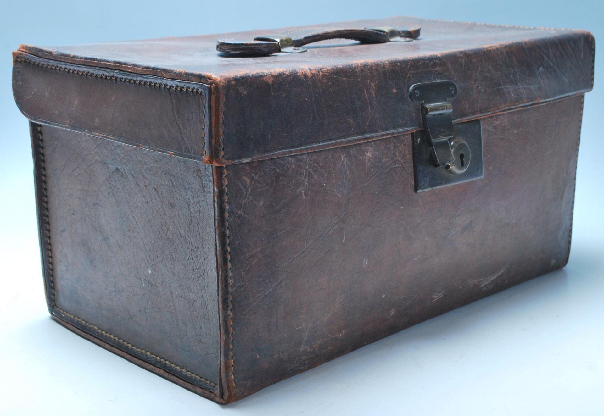 An Antique 20th Century Leather trunk / doctors / Gladstone bag of square form with a makers mark - Bild 4 aus 14