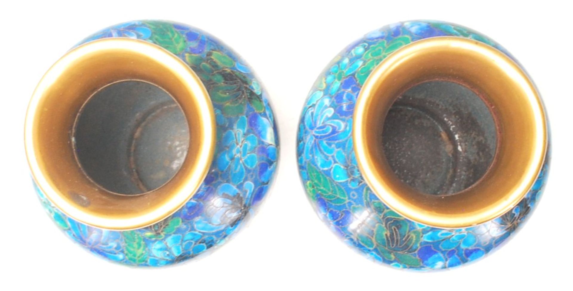 A pair of 20th Century Chinese Cloisonne baluster vases being enamelled throughout with blue and - Bild 6 aus 9