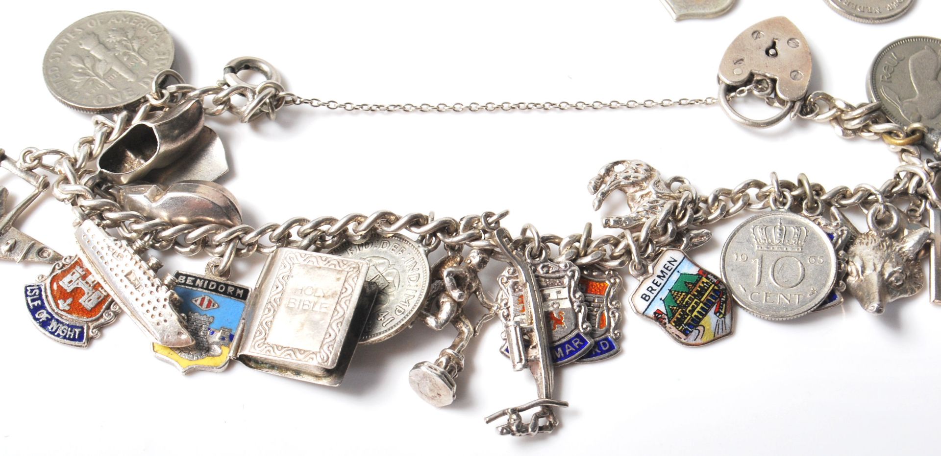A vintage stamped sterling silver charm bracelet having various enamelled crest charms, coin charms, - Bild 7 aus 8