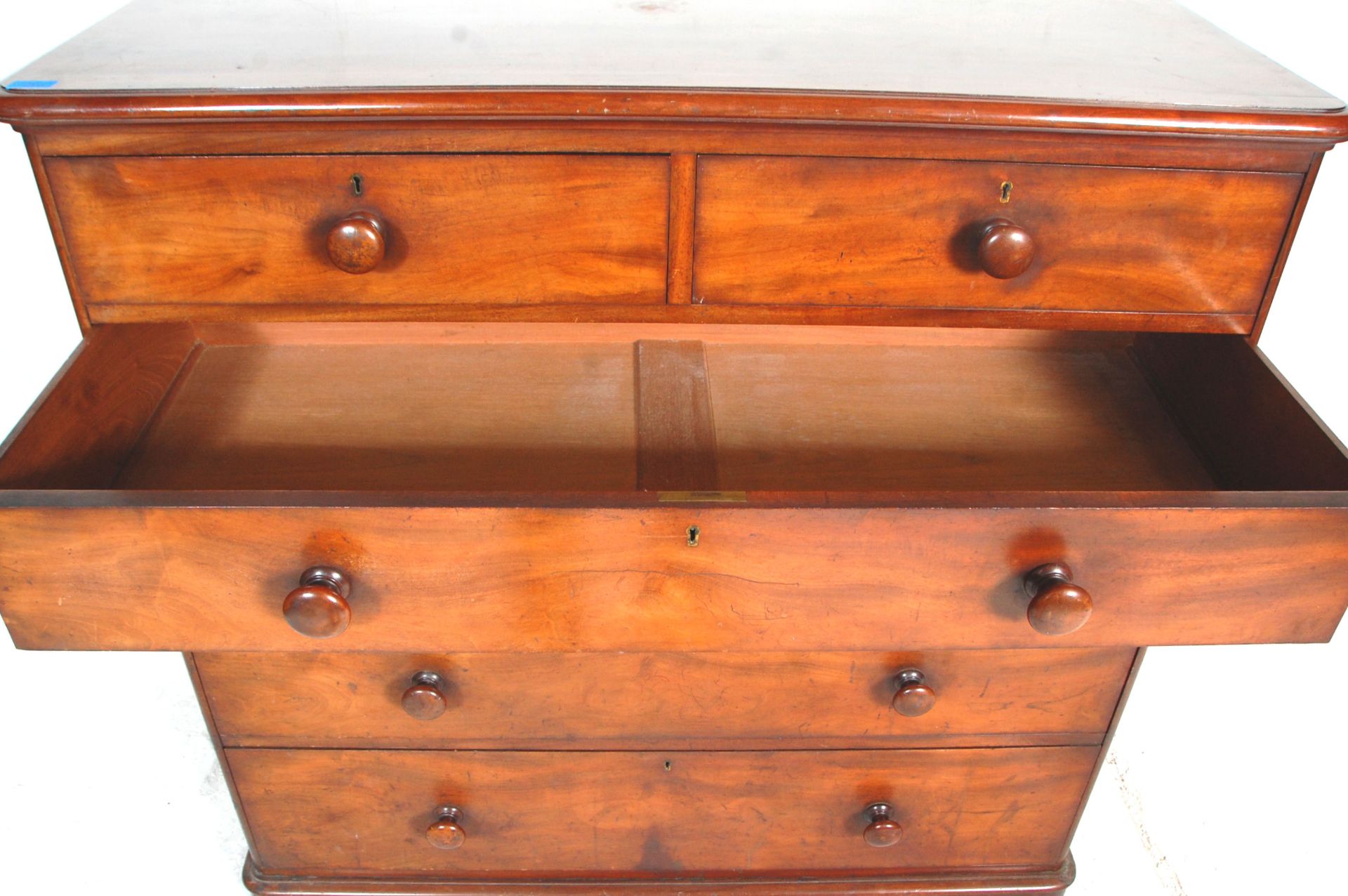 Heals - An antique Victorian 19th Century mahogany chest of drawers by Heals of London. Raised on - Bild 4 aus 7