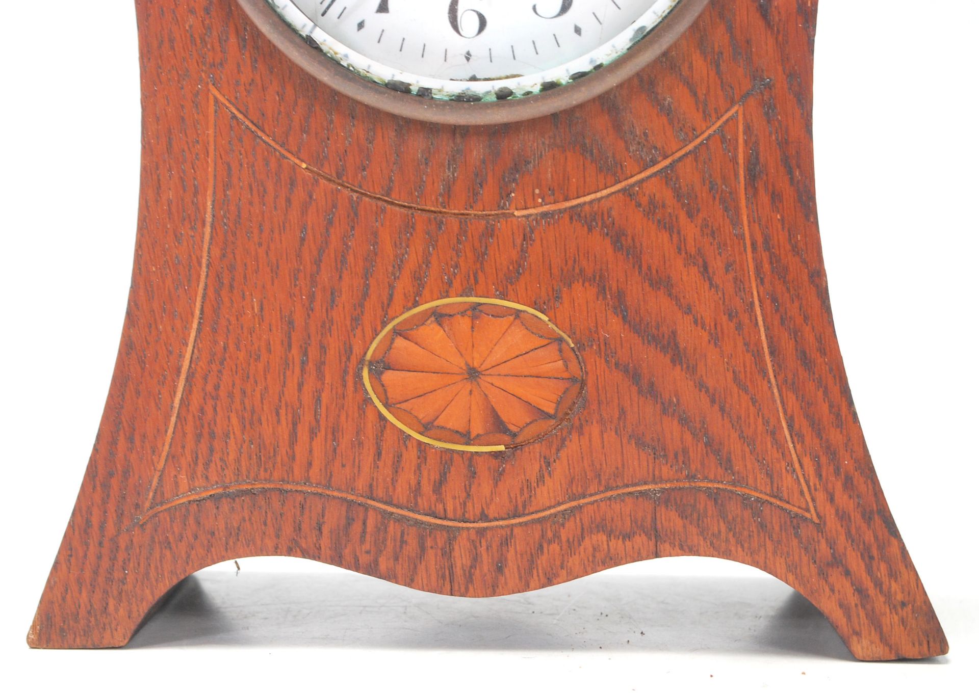 An early 20th Century French oak mantel / mantle clock having a round white enamelled face with - Bild 3 aus 7