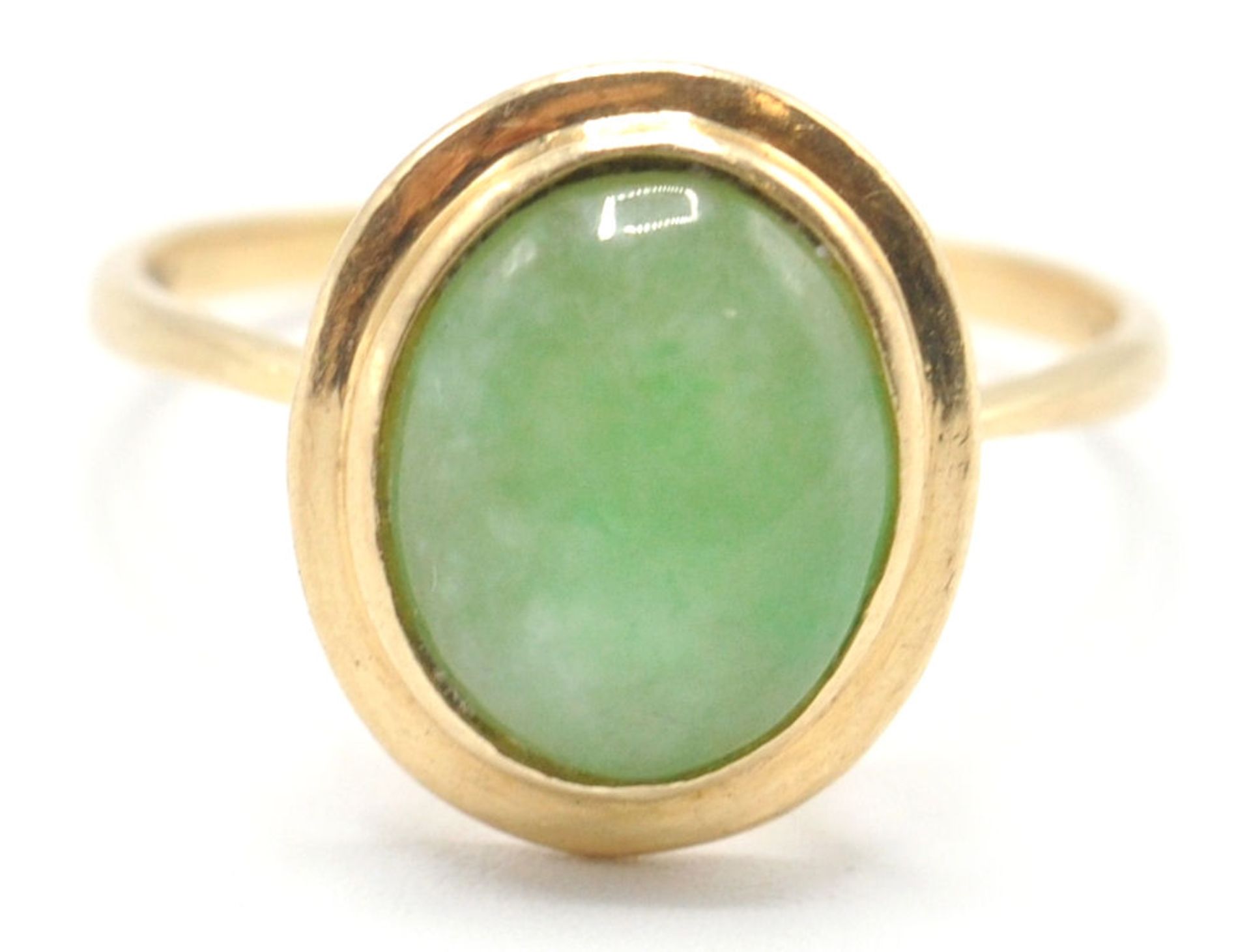 A stamped 585 14ct gold ring being set with an oval jade cabochon in a bezel setting. Weight 2.8g. - Bild 2 aus 7