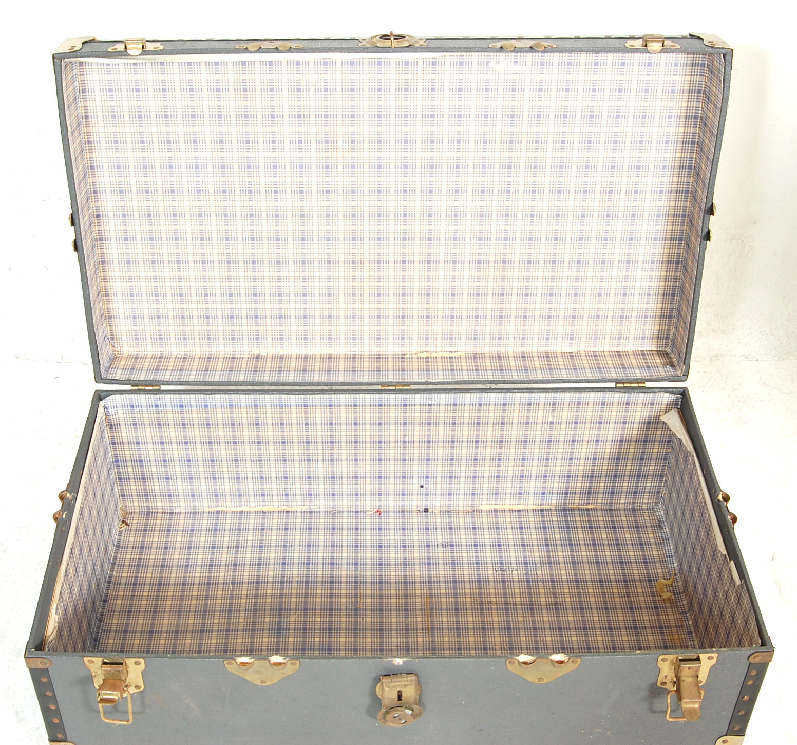 A collection of 3 vintage large early to mid 20th Century American canvas steamer / travel trunks. - Bild 7 aus 11