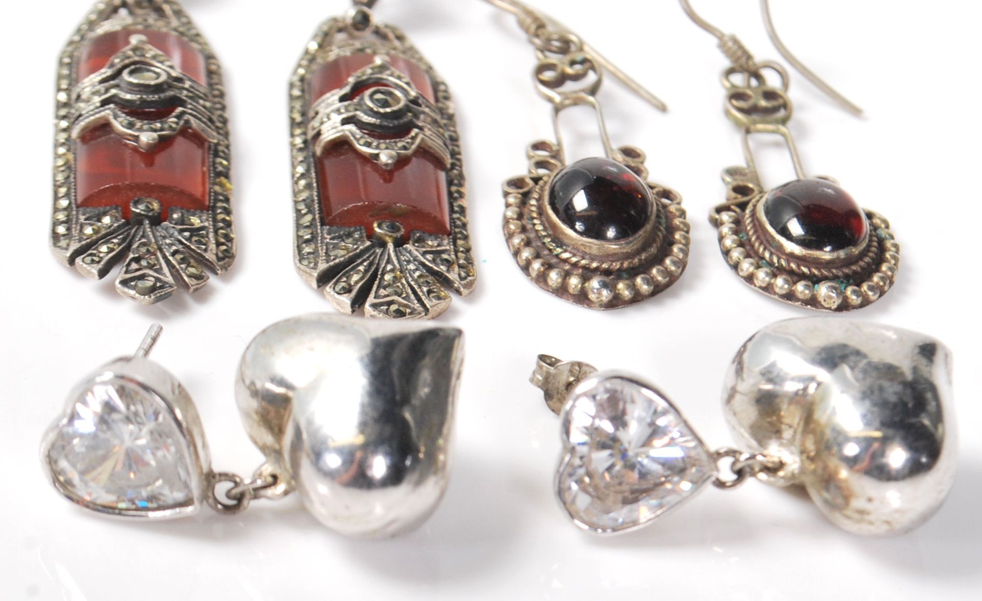 A selection of silver antique earrings to include a pair of Art Deco drop earrings having red - Bild 2 aus 9