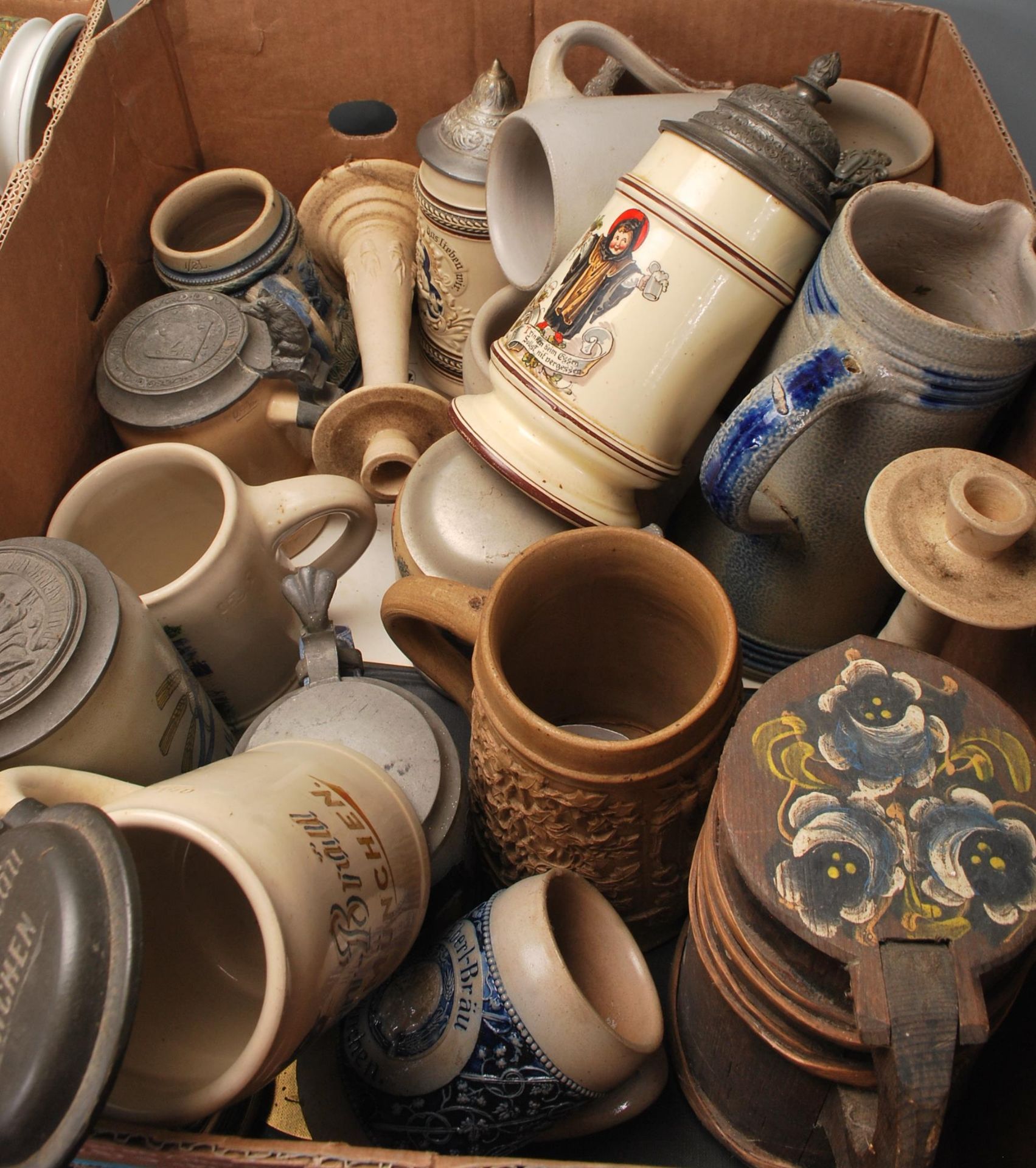 A large collection of German blue and grey stoneware jugs and beer steins, some having pewter - Bild 8 aus 10