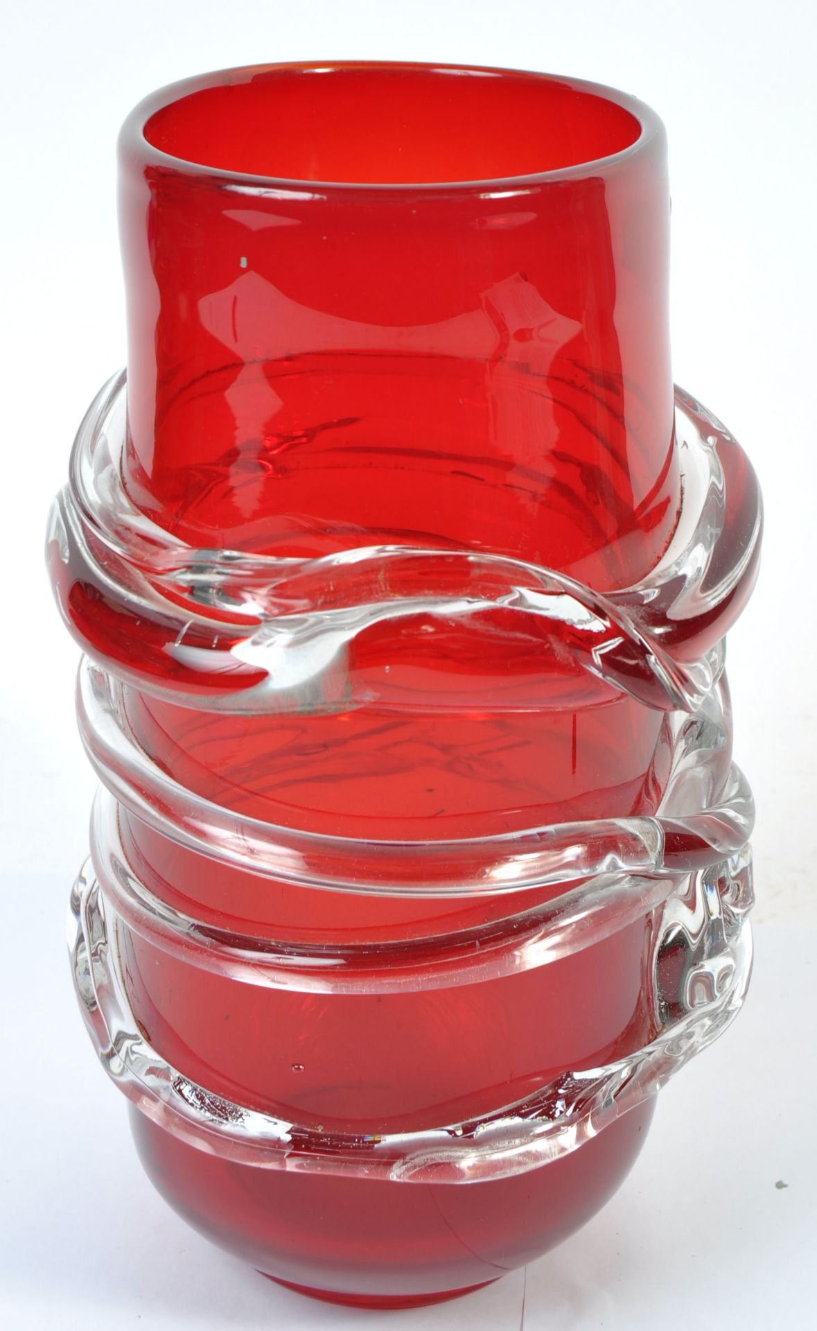 MANNER OF BARNABY POWELL FOR WHITEFRIARS GLASS - RED VASE - Bild 5 aus 6