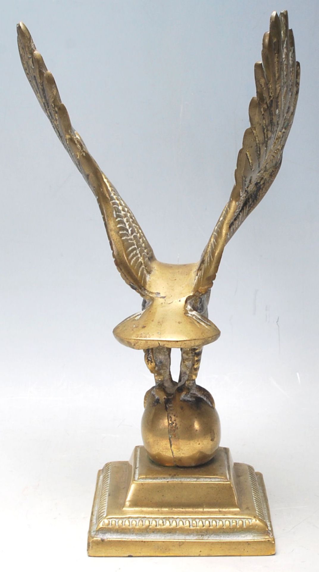 A 20th Century cast brass decorative ornament in the form of an eagle having spread wings raised - Bild 4 aus 8