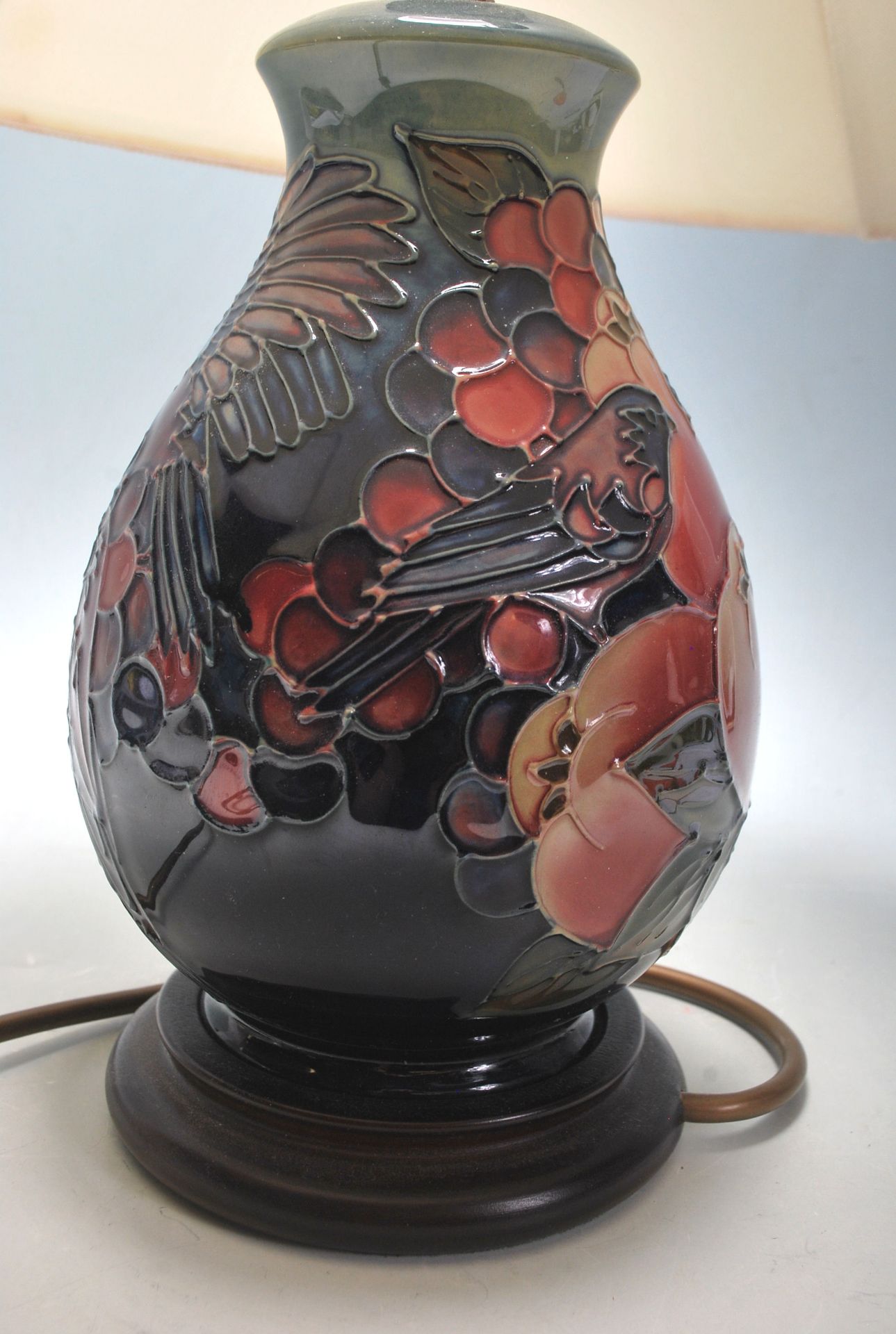 A 20th Century Moorcroft finches pattern table lamp of baluster form being decorated with tube lined - Image 6 of 7