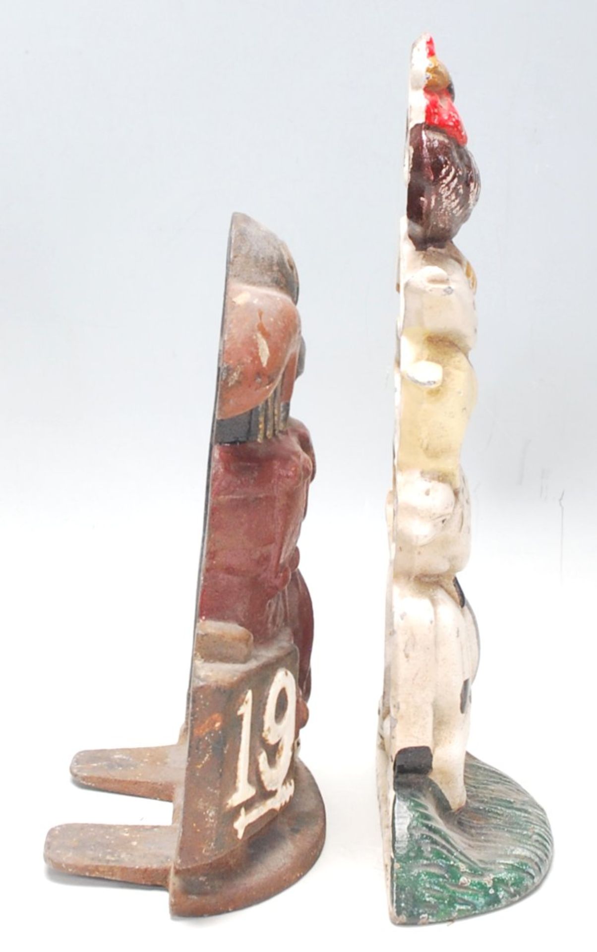 A pair of vintage mid 20th century cast iron polychrome doorstops, one in the form of golf bag - Bild 2 aus 6