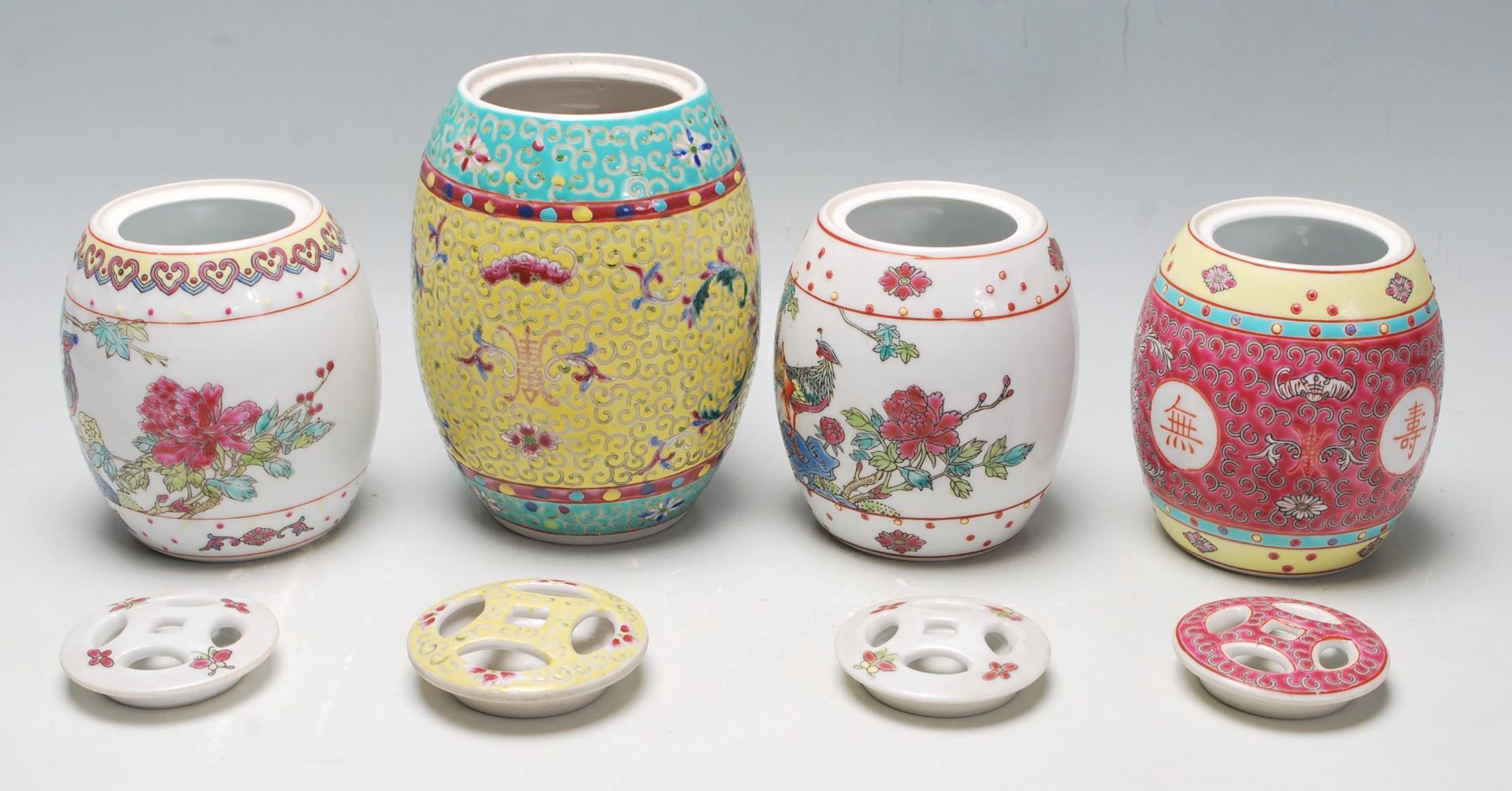 A group of four 20th Century Chinese storage jars of barrel form to include a red enamelled jar with - Bild 7 aus 8