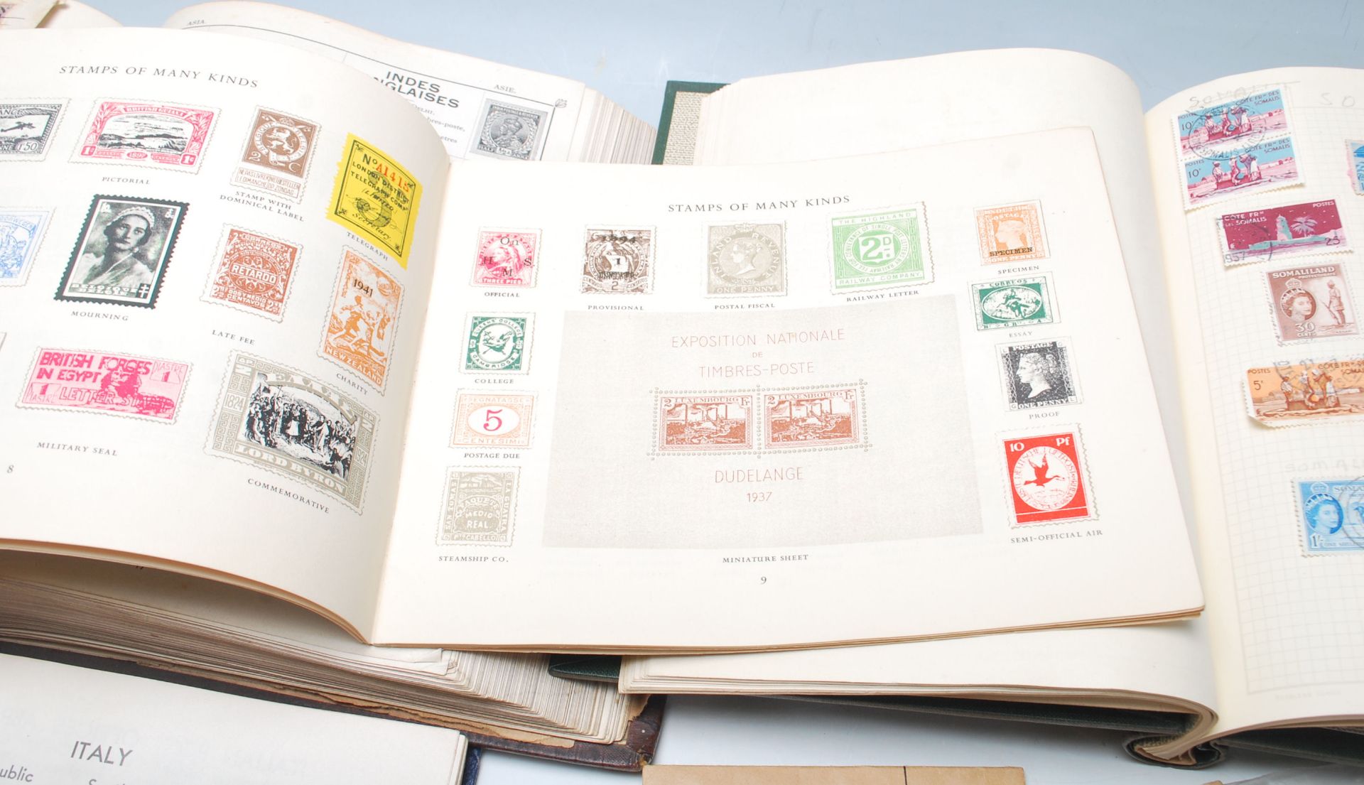 A collection of world stamps across multiple albums to include Great British stamps dating from - Bild 4 aus 7