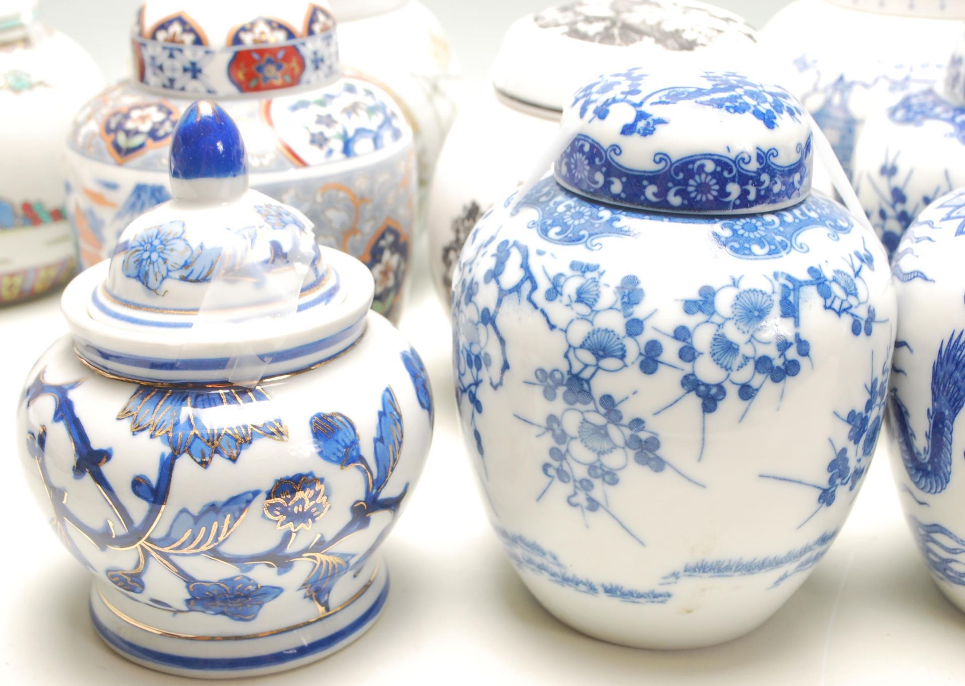 A collection of fifteen 20th Century Chinese blue and white printed ginger jars to include a good - Bild 3 aus 14