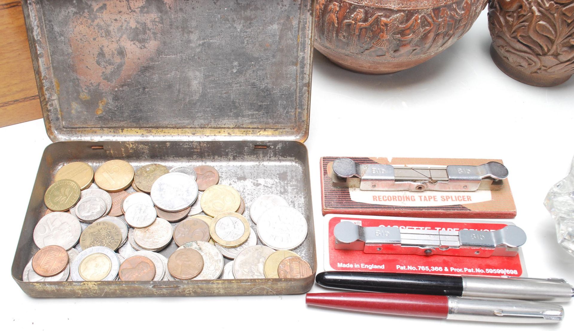 A collection of vintage curiosity items to include Parker pens, wooden carved brush pot, fire aid - Bild 11 aus 14