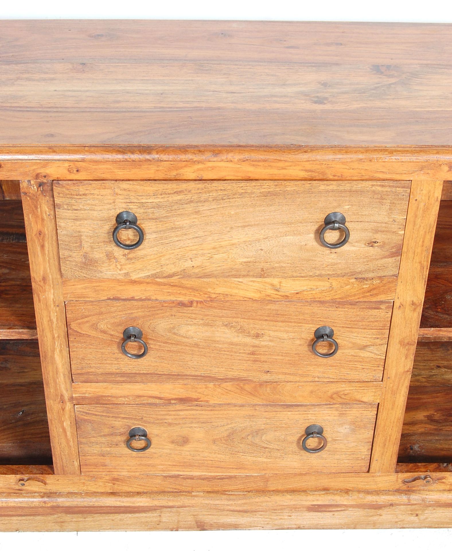 A 20th century Mexican contemporary pine sideboard / dresser base  having a central bank of three - Bild 6 aus 8